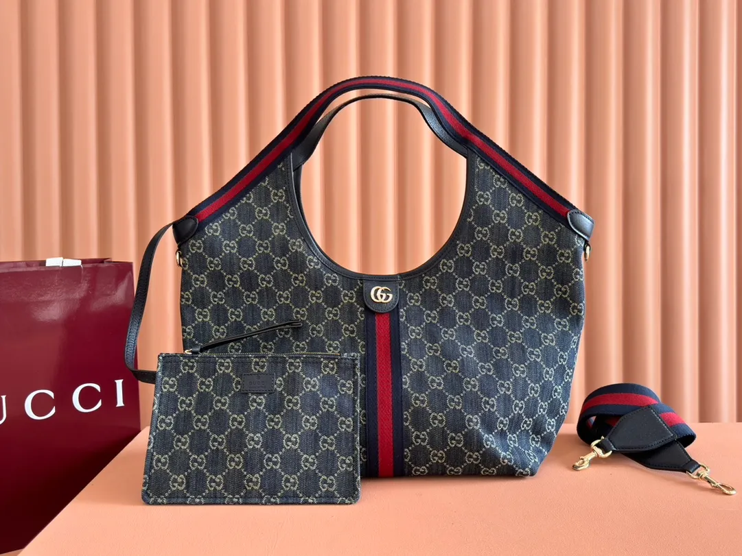 p1060. 💋💋💋"With full set of original counter packaging" [New Product] The Gucci Giglio series is newly unveiled at the Florence 2026 early spring fashion show, paying tribute to the brand's Italian roots and integrating timeless heritage and innovative spirit. This spacious tote bag is crafted in GG canvas, embellished with webbing piping and comes with a detachable clutch. Off-white and dark brown GG canvas, trimmed with red and green webbing, green cotton lining, Double G, with detachable clutch, magnetic buckle closure, model number: 853972. Dimensions: 50cm (width) x 47cm (height) x 14cm (d) Color: blue cloth/blue. Made in Italy