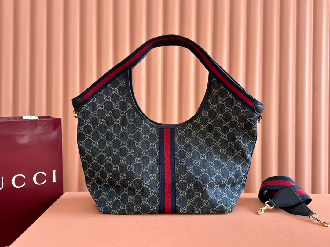 p1060. 💋💋💋"With full set of original counter packaging" [New Product] The Gucci Giglio series is newly unveiled at the Florence 2026 early spring fashion show, paying tribute to the brand's Italian roots and integrating timeless heritage and innovative spirit. This spacious tote bag is crafted in GG canvas, embellished with webbing piping and comes with a detachable clutch. Off-white and dark brown GG canvas, trimmed with red and green webbing, green cotton lining, Double G, with detachable clutch, magnetic buckle closure, model number: 853972. Dimensions: 50cm (width) x 47cm (height) x 14cm (d) Color: blue cloth/blue. Made in Italy