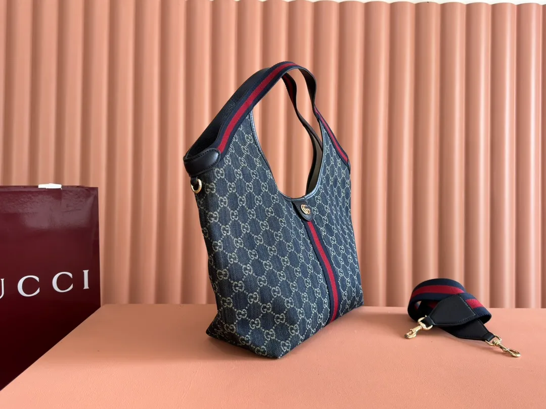 p1060. 💋💋💋"With full set of original counter packaging" [New Product] The Gucci Giglio series is newly unveiled at the Florence 2026 early spring fashion show, paying tribute to the brand's Italian roots and integrating timeless heritage and innovative spirit. This spacious tote bag is crafted in GG canvas, embellished with webbing piping and comes with a detachable clutch. Off-white and dark brown GG canvas, trimmed with red and green webbing, green cotton lining, Double G, with detachable clutch, magnetic buckle closure, model number: 853972. Dimensions: 50cm (width) x 47cm (height) x 14cm (d) Color: blue cloth/blue. Made in Italy