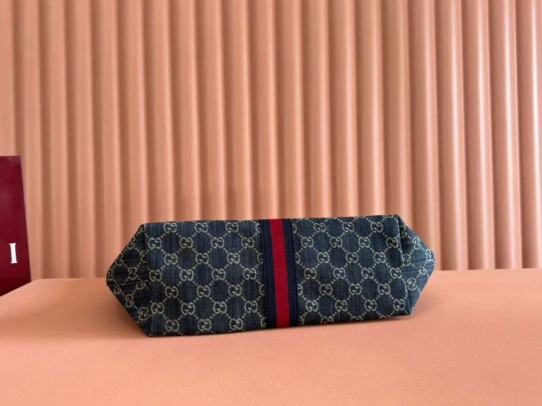 p1060. 💋💋💋"With full set of original counter packaging" [New Product] The Gucci Giglio series is newly unveiled at the Florence 2026 early spring fashion show, paying tribute to the brand's Italian roots and integrating timeless heritage and innovative spirit. This spacious tote bag is crafted in GG canvas, embellished with webbing piping and comes with a detachable clutch. Off-white and dark brown GG canvas, trimmed with red and green webbing, green cotton lining, Double G, with detachable clutch, magnetic buckle closure, model number: 853972. Dimensions: 50cm (width) x 47cm (height) x 14cm (d) Color: blue cloth/blue. Made in Italy