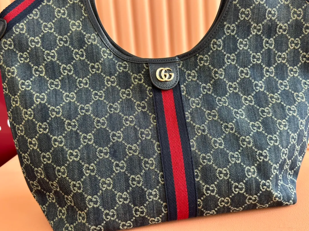 p1060. 💋💋💋"With full set of original counter packaging" [New Product] The Gucci Giglio series is newly unveiled at the Florence 2026 early spring fashion show, paying tribute to the brand's Italian roots and integrating timeless heritage and innovative spirit. This spacious tote bag is crafted in GG canvas, embellished with webbing piping and comes with a detachable clutch. Off-white and dark brown GG canvas, trimmed with red and green webbing, green cotton lining, Double G, with detachable clutch, magnetic buckle closure, model number: 853972. Dimensions: 50cm (width) x 47cm (height) x 14cm (d) Color: blue cloth/blue. Made in Italy