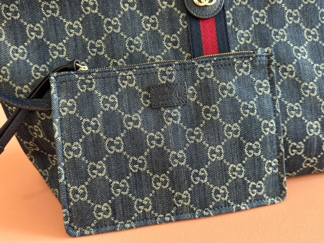 p1060. 💋💋💋"With full set of original counter packaging" [New Product] The Gucci Giglio series is newly unveiled at the Florence 2026 early spring fashion show, paying tribute to the brand's Italian roots and integrating timeless heritage and innovative spirit. This spacious tote bag is crafted in GG canvas, embellished with webbing piping and comes with a detachable clutch. Off-white and dark brown GG canvas, trimmed with red and green webbing, green cotton lining, Double G, with detachable clutch, magnetic buckle closure, model number: 853972. Dimensions: 50cm (width) x 47cm (height) x 14cm (d) Color: blue cloth/blue. Made in Italy