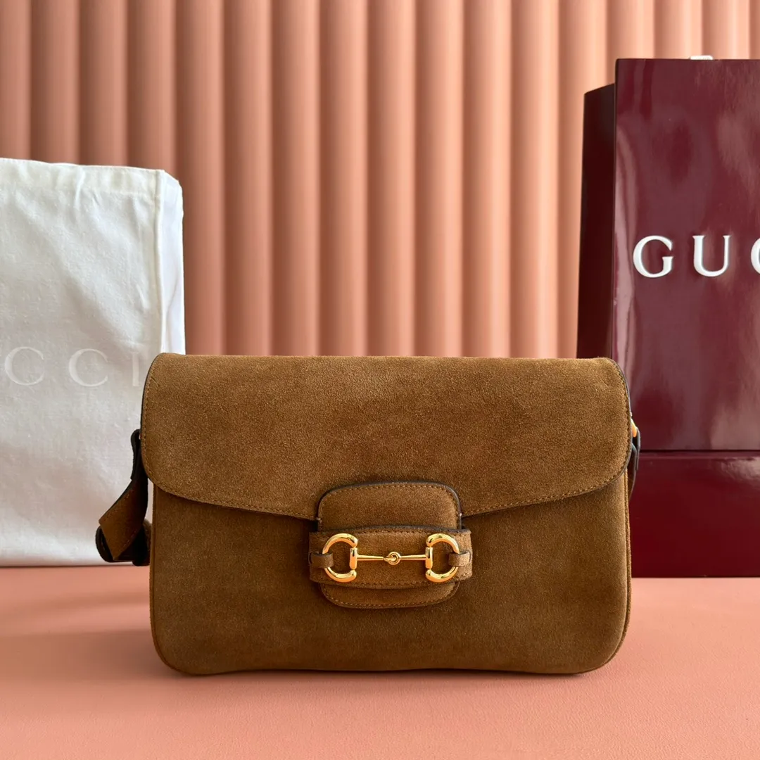 p1480💋💋💋【Full set of counter packaging】2025 autumn and winter series, this shoulder bag reproduces the brand's equestrian style design, integrating light golden tone details and suede material, with double rings and long accessories, adding to the Gucci Horsebit 1955 series. Brown suede material Gold-tone hardware Brown leather lining Horsebit closure Interior: One open pocket Three-level compartment design Adjustable shoulder strap height: 28cm – 50cm; Length: 71cm – 114cm Model number: 836890 Dimensions: 30cm (W) x 20cm (H) x 10cm (D) Weight: approx. 0.85kg Color: Brown nubuck/original leather.