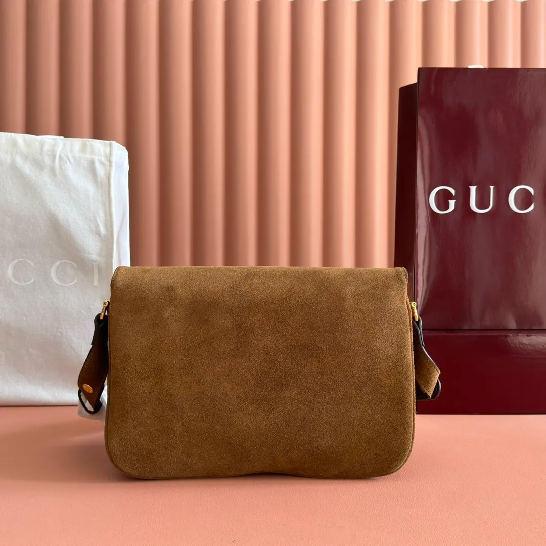 p1480💋💋💋【Full set of counter packaging】2025 autumn and winter series, this shoulder bag reproduces the brand's equestrian style design, integrating light golden tone details and suede material, with double rings and long accessories, adding to the Gucci Horsebit 1955 series. Brown suede material Gold-tone hardware Brown leather lining Horsebit closure Interior: One open pocket Three-level compartment design Adjustable shoulder strap height: 28cm – 50cm; Length: 71cm – 114cm Model number: 836890 Dimensions: 30cm (W) x 20cm (H) x 10cm (D) Weight: approx. 0.85kg Color: Brown nubuck/original leather.