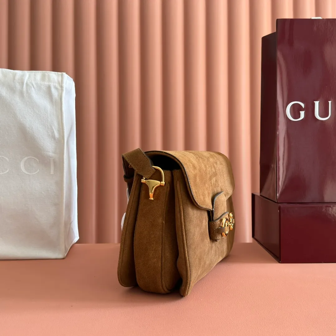 p1480💋💋💋【Full set of counter packaging】2025 autumn and winter series, this shoulder bag reproduces the brand's equestrian style design, integrating light golden tone details and suede material, with double rings and long accessories, adding to the Gucci Horsebit 1955 series. Brown suede material Gold-tone hardware Brown leather lining Horsebit closure Interior: One open pocket Three-level compartment design Adjustable shoulder strap height: 28cm – 50cm; Length: 71cm – 114cm Model number: 836890 Dimensions: 30cm (W) x 20cm (H) x 10cm (D) Weight: approx. 0.85kg Color: Brown nubuck/original leather.