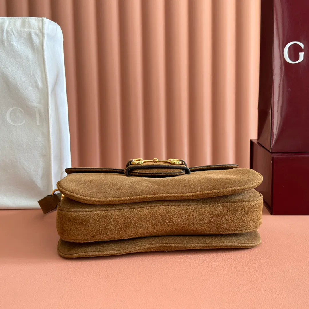 p1480💋💋💋【Full set of counter packaging】2025 autumn and winter series, this shoulder bag reproduces the brand's equestrian style design, integrating light golden tone details and suede material, with double rings and long accessories, adding to the Gucci Horsebit 1955 series. Brown suede material Gold-tone hardware Brown leather lining Horsebit closure Interior: One open pocket Three-level compartment design Adjustable shoulder strap height: 28cm – 50cm; Length: 71cm – 114cm Model number: 836890 Dimensions: 30cm (W) x 20cm (H) x 10cm (D) Weight: approx. 0.85kg Color: Brown nubuck/original leather.