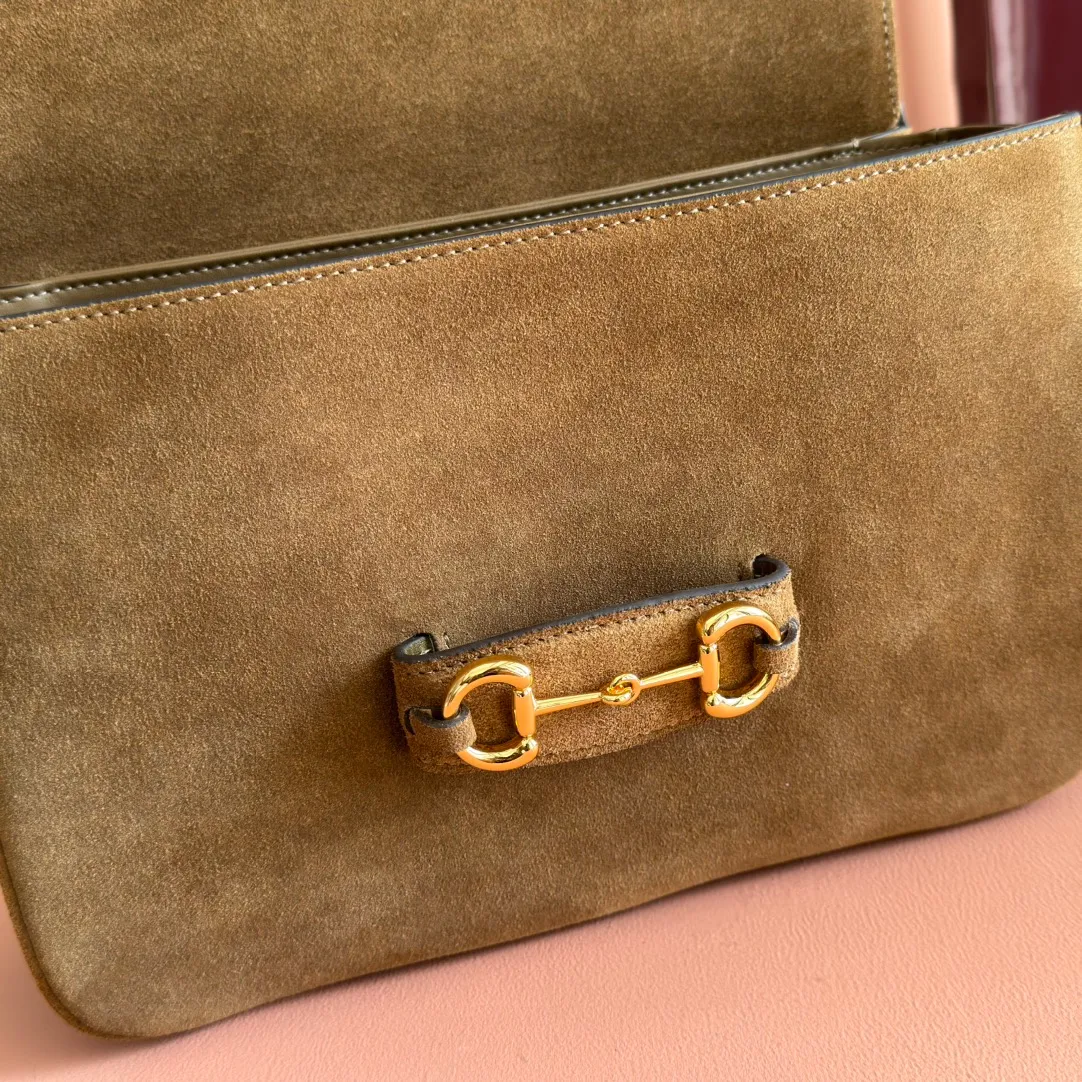 p1480💋💋💋【Full set of counter packaging】2025 autumn and winter series, this shoulder bag reproduces the brand's equestrian style design, integrating light golden tone details and suede material, with double rings and long accessories, adding to the Gucci Horsebit 1955 series. Brown suede material Gold-tone hardware Brown leather lining Horsebit closure Interior: One open pocket Three-level compartment design Adjustable shoulder strap height: 28cm – 50cm; Length: 71cm – 114cm Model number: 836890 Dimensions: 30cm (W) x 20cm (H) x 10cm (D) Weight: approx. 0.85kg Color: Brown nubuck/original leather.