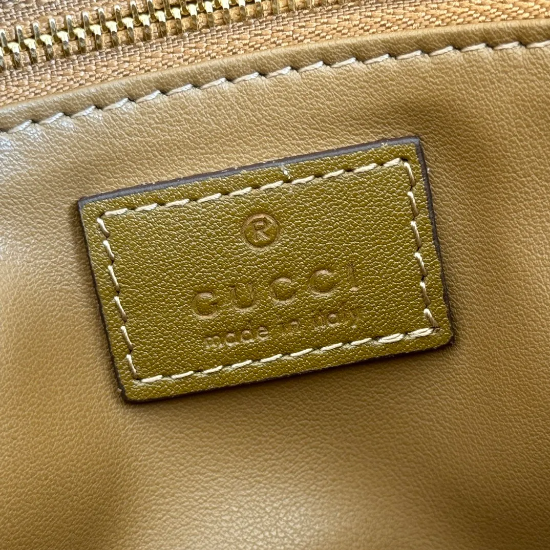p1480💋💋💋【Full set of counter packaging】2025 autumn and winter series, this shoulder bag reproduces the brand's equestrian style design, integrating light golden tone details and suede material, with double rings and long accessories, adding to the Gucci Horsebit 1955 series. Brown suede material Gold-tone hardware Brown leather lining Horsebit closure Interior: One open pocket Three-level compartment design Adjustable shoulder strap height: 28cm – 50cm; Length: 71cm – 114cm Model number: 836890 Dimensions: 30cm (W) x 20cm (H) x 10cm (D) Weight: approx. 0.85kg Color: Brown nubuck/original leather.