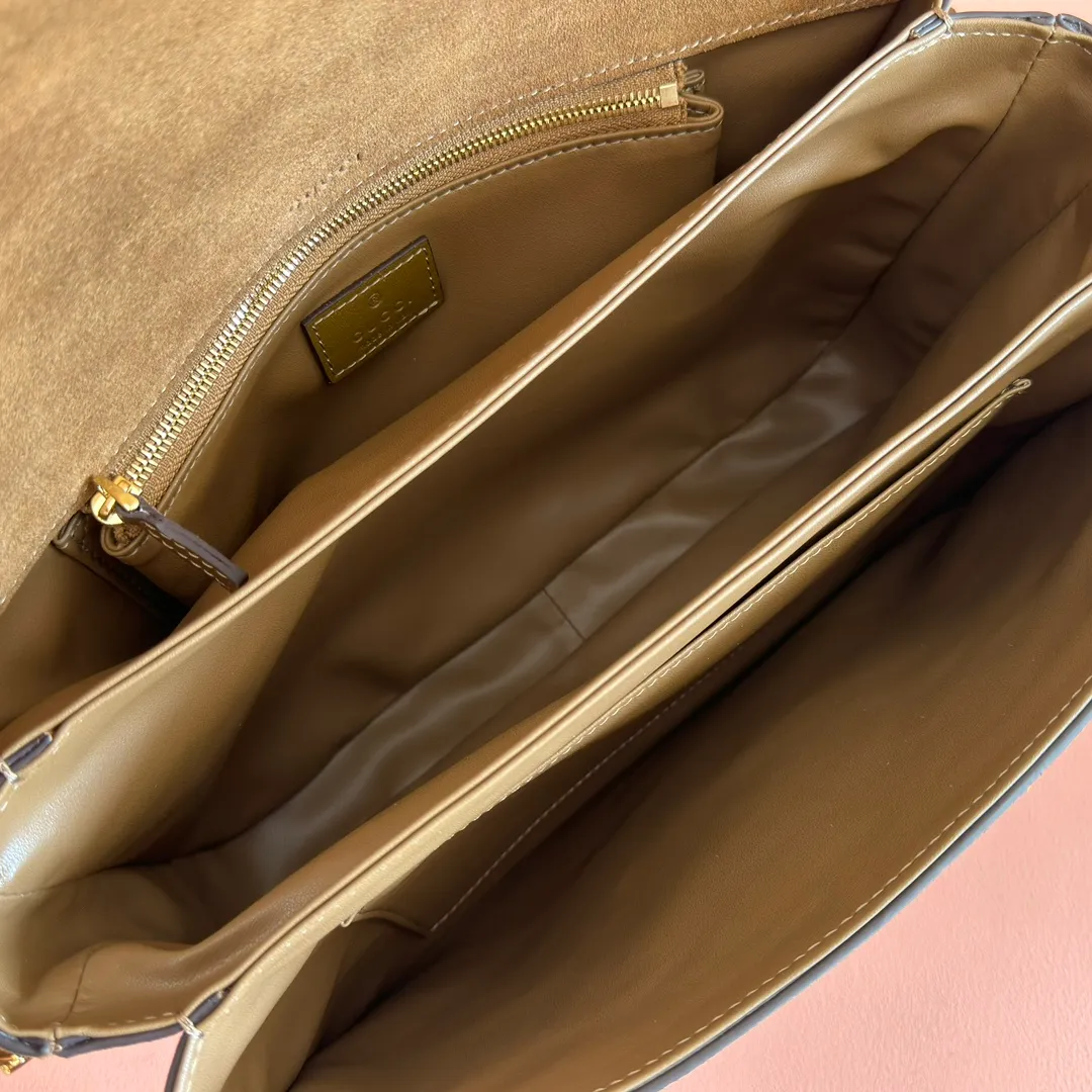 p1480💋💋💋【Full set of counter packaging】2025 autumn and winter series, this shoulder bag reproduces the brand's equestrian style design, integrating light golden tone details and suede material, with double rings and long accessories, adding to the Gucci Horsebit 1955 series. Brown suede material Gold-tone hardware Brown leather lining Horsebit closure Interior: One open pocket Three-level compartment design Adjustable shoulder strap height: 28cm – 50cm; Length: 71cm – 114cm Model number: 836890 Dimensions: 30cm (W) x 20cm (H) x 10cm (D) Weight: approx. 0.85kg Color: Brown nubuck/original leather.