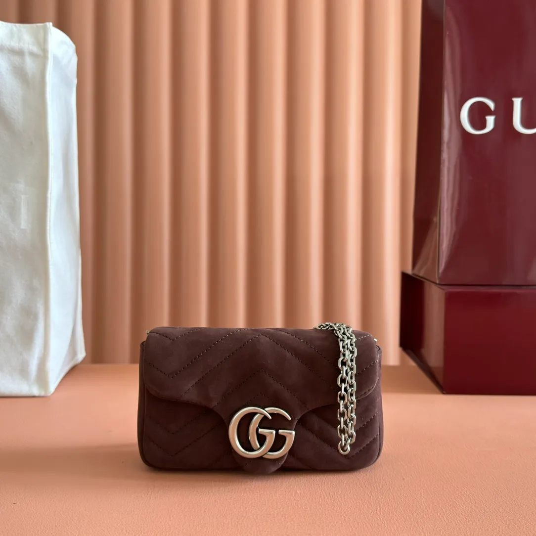 p1000. 💋💋💋【With full set of original counter packaging】The brand's iconic GG Marmont series is ingeniously integrated with double G-shaped accessories and faceted chain straps, and is made of nubuck leather to create a soft and exquisite bag. This mini bag is embellished with the brand's archive logo, which debuted in the 1970s. Gray quilted V-shaped nubuck Gray leather piping Palladium tone hardware Gray cotton and linen lining Double G Chain shoulder strap (58cm high) Magnetic snap closure Weight: approx. 0.35 kg Model number: 841290. Dimensions: 16.5cm (W) x 9.5cm (H) x 4.5cm (D) Color: Matte Brown.  Made in Italy