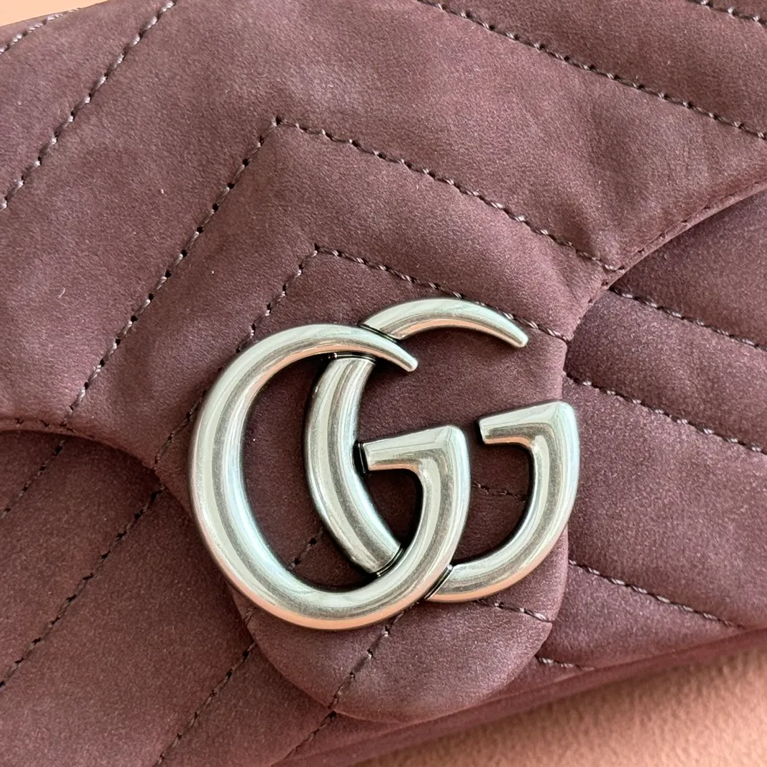 p1000. 💋💋💋【With full set of original counter packaging】The brand's iconic GG Marmont series is ingeniously integrated with double G-shaped accessories and faceted chain straps, and is made of nubuck leather to create a soft and exquisite bag. This mini bag is embellished with the brand's archive logo, which debuted in the 1970s. Gray quilted V-shaped nubuck Gray leather piping Palladium tone hardware Gray cotton and linen lining Double G Chain shoulder strap (58cm high) Magnetic snap closure Weight: approx. 0.35 kg Model number: 841290. Dimensions: 16.5cm (W) x 9.5cm (H) x 4.5cm (D) Color: Matte Brown.  Made in Italy