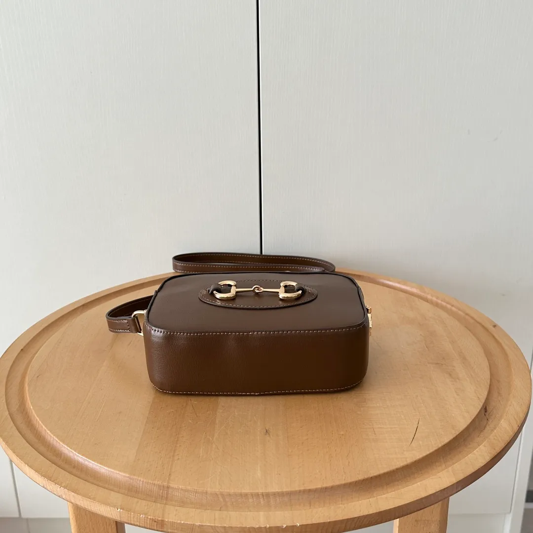 Actual shot #💰260 Style number: 760196 brown leather Size: 20✖️13✖️6cm 𝗚𝘂𝗰𝗰𝗶 𝗛𝗼𝗿𝘀𝗲𝗯𝗶𝘁 𝟭𝟵𝟱𝟱 camera bag The classic horsebit and retro style can be matched casually without going wrong. The size is invincible and friendly~ A cute toast bun shape🍞Not too big, not too small, just right! The length of the shoulder strap can be adjusted with a pin buckle for cross-body wear, and the capacity also meets daily needs~