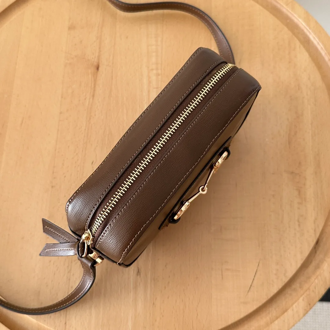 Actual shot #💰260 Style number: 760196 brown leather Size: 20✖️13✖️6cm 𝗚𝘂𝗰𝗰𝗶 𝗛𝗼𝗿𝘀𝗲𝗯𝗶𝘁 𝟭𝟵𝟱𝟱 camera bag The classic horsebit and retro style can be matched casually without going wrong. The size is invincible and friendly~ A cute toast bun shape🍞Not too big, not too small, just right! The length of the shoulder strap can be adjusted with a pin buckle for cross-body wear, and the capacity also meets daily needs~