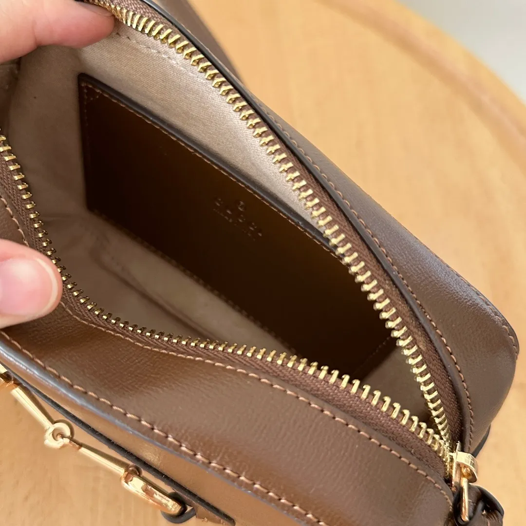 Actual shot #💰260 Style number: 760196 brown leather Size: 20✖️13✖️6cm 𝗚𝘂𝗰𝗰𝗶 𝗛𝗼𝗿𝘀𝗲𝗯𝗶𝘁 𝟭𝟵𝟱𝟱 camera bag The classic horsebit and retro style can be matched casually without going wrong. The size is invincible and friendly~ A cute toast bun shape🍞Not too big, not too small, just right! The length of the shoulder strap can be adjusted with a pin buckle for cross-body wear, and the capacity also meets daily needs~