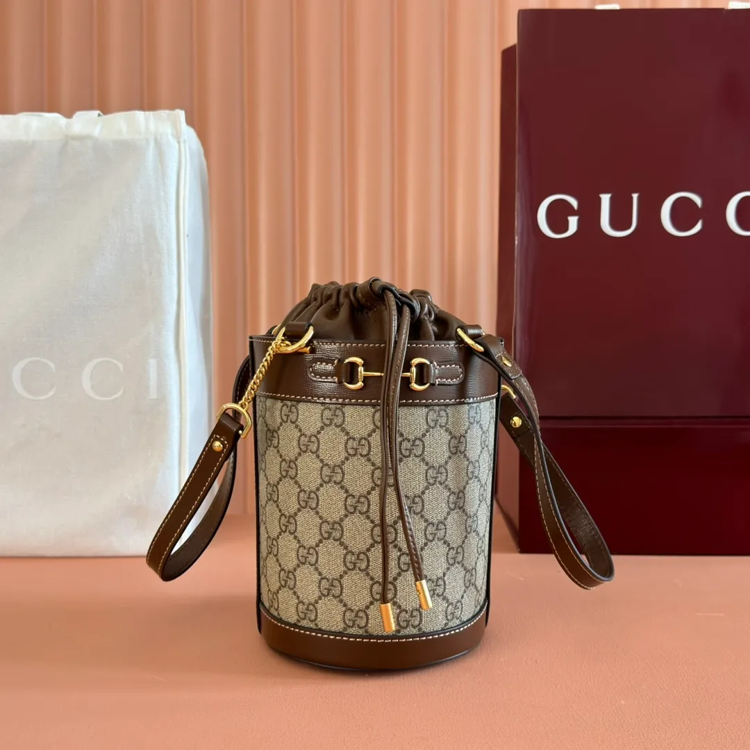 p900. 💋💋💋【Original leather accessories🌈 Equipped with full counter packaging🔥🔥】‼ GG 1955 Horsebit Bucket Bucket Bag‼ This year’s GG doesn’t have fancy patterns! Coming with a very extreme retro style! The extension of the 1955 series is really perfect. Each one is just beautiful to my taste. This portable bucket bag is handsome without the saddle bag and has a touch of elegance and femininity. It’s really a shame not to keep such a beautiful design. My favorite one this season ❤❤❤ Model: 637115 Size: 19×14×14cm.