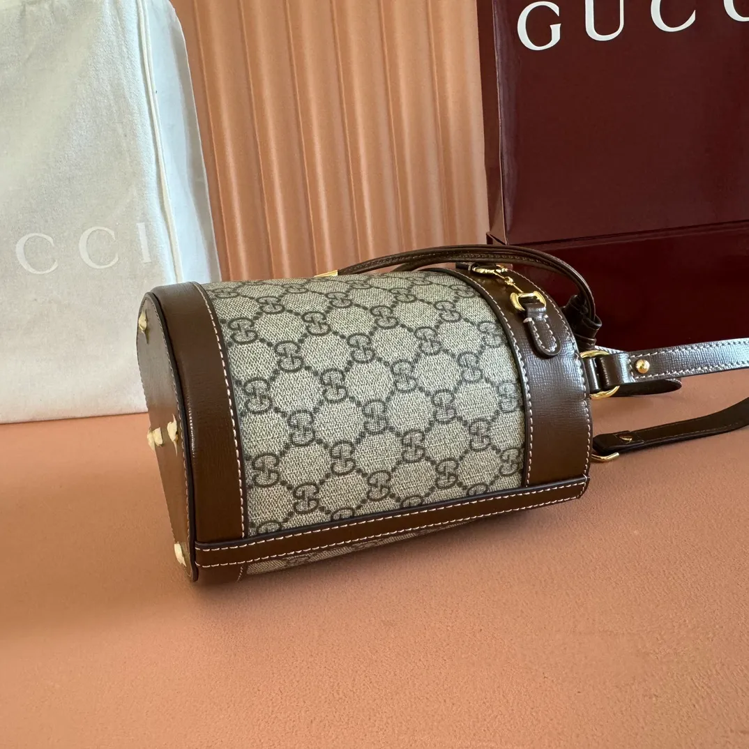 p900. 💋💋💋【Original leather accessories🌈 Equipped with full counter packaging🔥🔥】‼ GG 1955 Horsebit Bucket Bucket Bag‼ This year’s GG doesn’t have fancy patterns! Coming with a very extreme retro style! The extension of the 1955 series is really perfect. Each one is just beautiful to my taste. This portable bucket bag is handsome without the saddle bag and has a touch of elegance and femininity. It’s really a shame not to keep such a beautiful design. My favorite one this season ❤❤❤ Model: 637115 Size: 19×14×14cm.