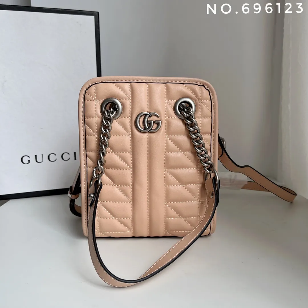 Actual shot #💰280 Style number: 696123 Size: 16x7x19 Gucci💝💝 GG quilted mini handbag. This is full of silhouette and texture. It exudes a strong retro style. It is very stylish as a handbag or crossbody. I also like the capacity.