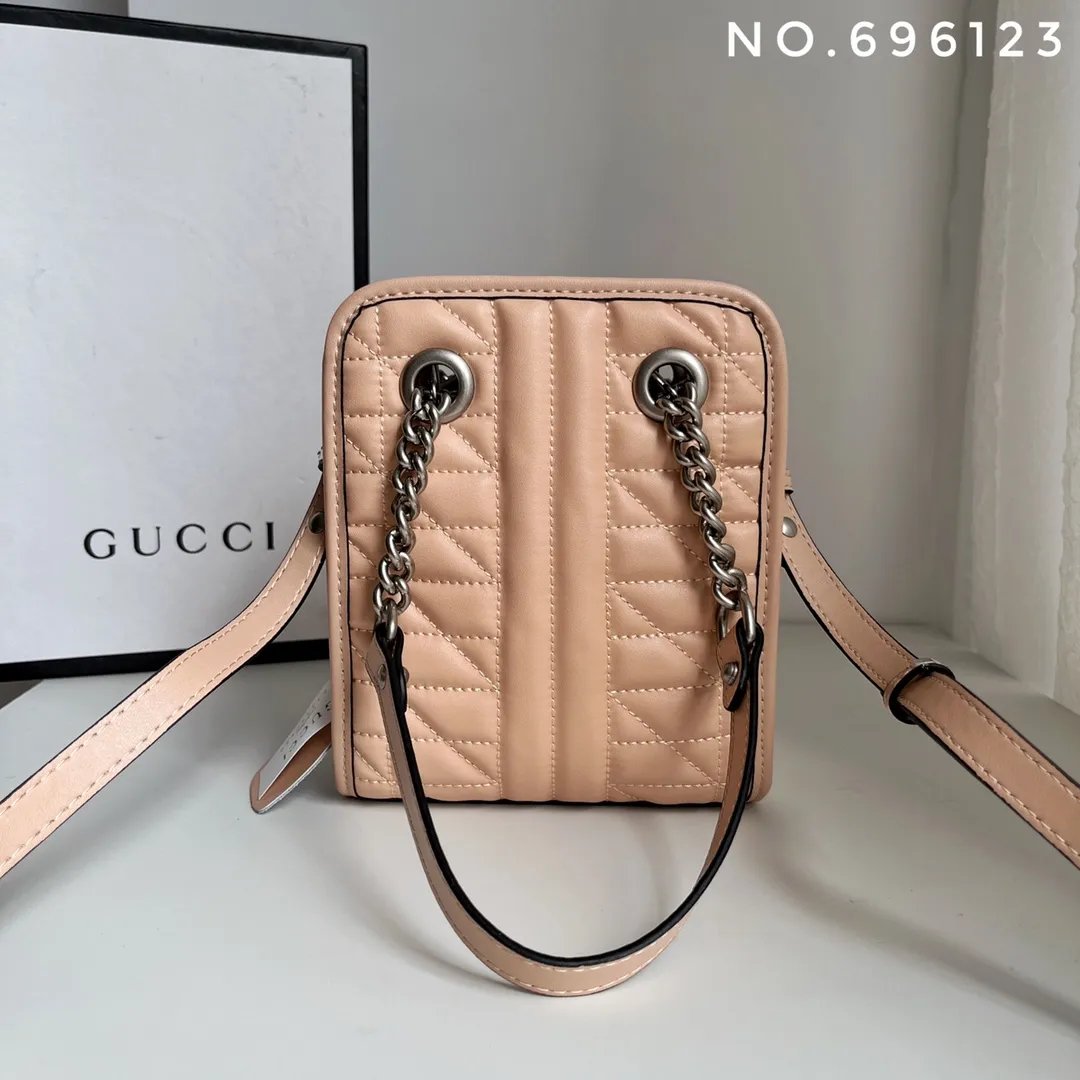 Actual shot #💰280 Style number: 696123 Size: 16x7x19 Gucci💝💝 GG quilted mini handbag. This is full of silhouette and texture. It exudes a strong retro style. It is very stylish as a handbag or crossbody. I also like the capacity.