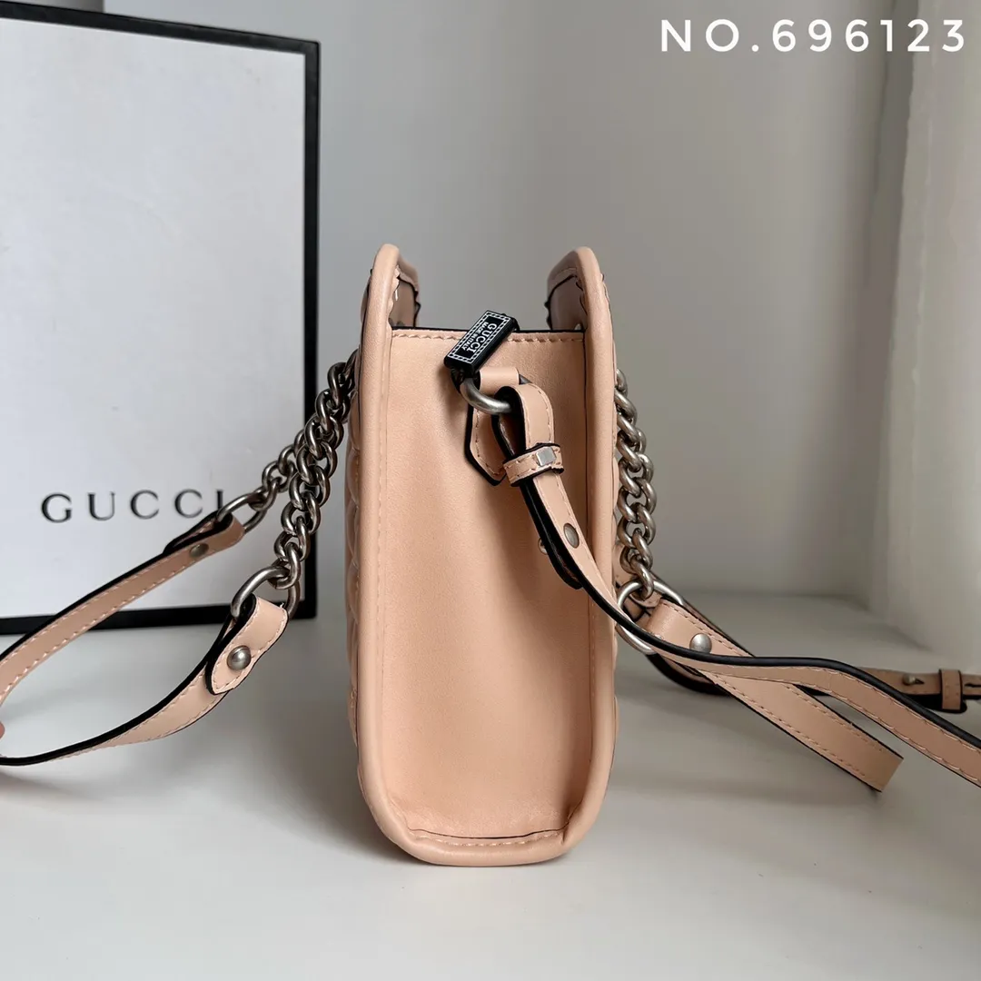 Actual shot #💰280 Style number: 696123 Size: 16x7x19 Gucci💝💝 GG quilted mini handbag. This is full of silhouette and texture. It exudes a strong retro style. It is very stylish as a handbag or crossbody. I also like the capacity.