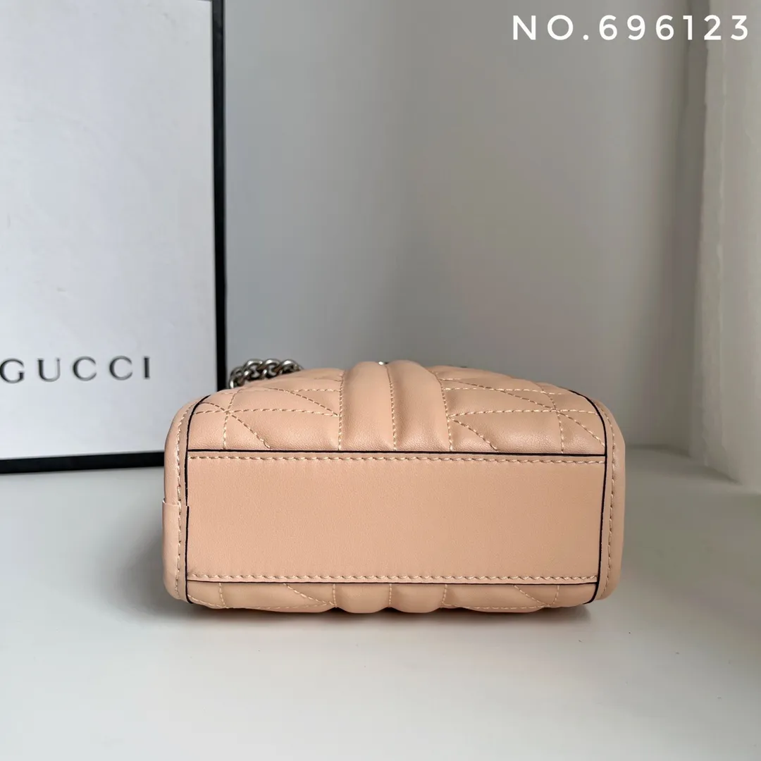 Actual shot #💰280 Style number: 696123 Size: 16x7x19 Gucci💝💝 GG quilted mini handbag. This is full of silhouette and texture. It exudes a strong retro style. It is very stylish as a handbag or crossbody. I also like the capacity.