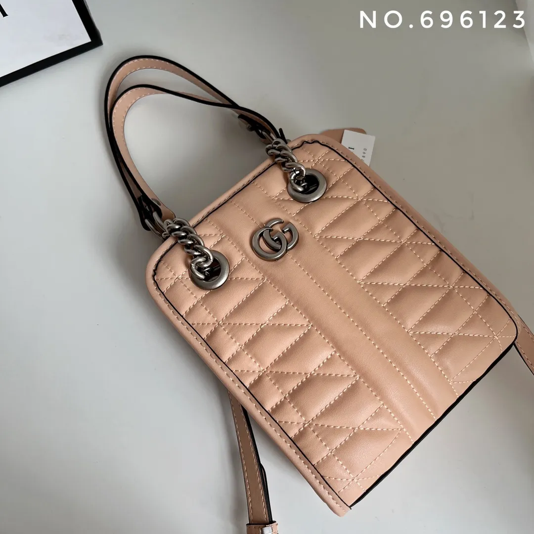Actual shot #💰280 Style number: 696123 Size: 16x7x19 Gucci💝💝 GG quilted mini handbag. This is full of silhouette and texture. It exudes a strong retro style. It is very stylish as a handbag or crossbody. I also like the capacity.