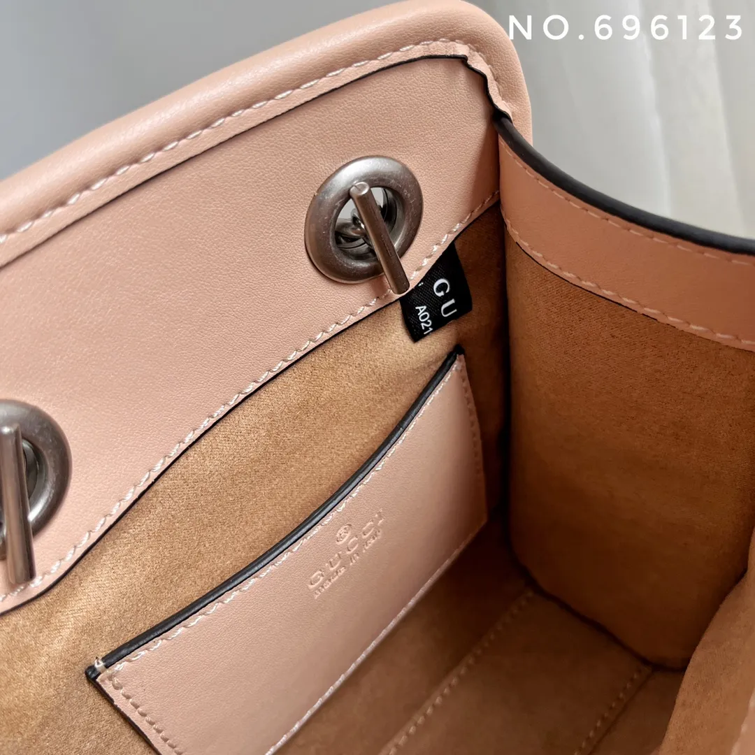 Actual shot #💰280 Style number: 696123 Size: 16x7x19 Gucci💝💝 GG quilted mini handbag. This is full of silhouette and texture. It exudes a strong retro style. It is very stylish as a handbag or crossbody. I also like the capacity.