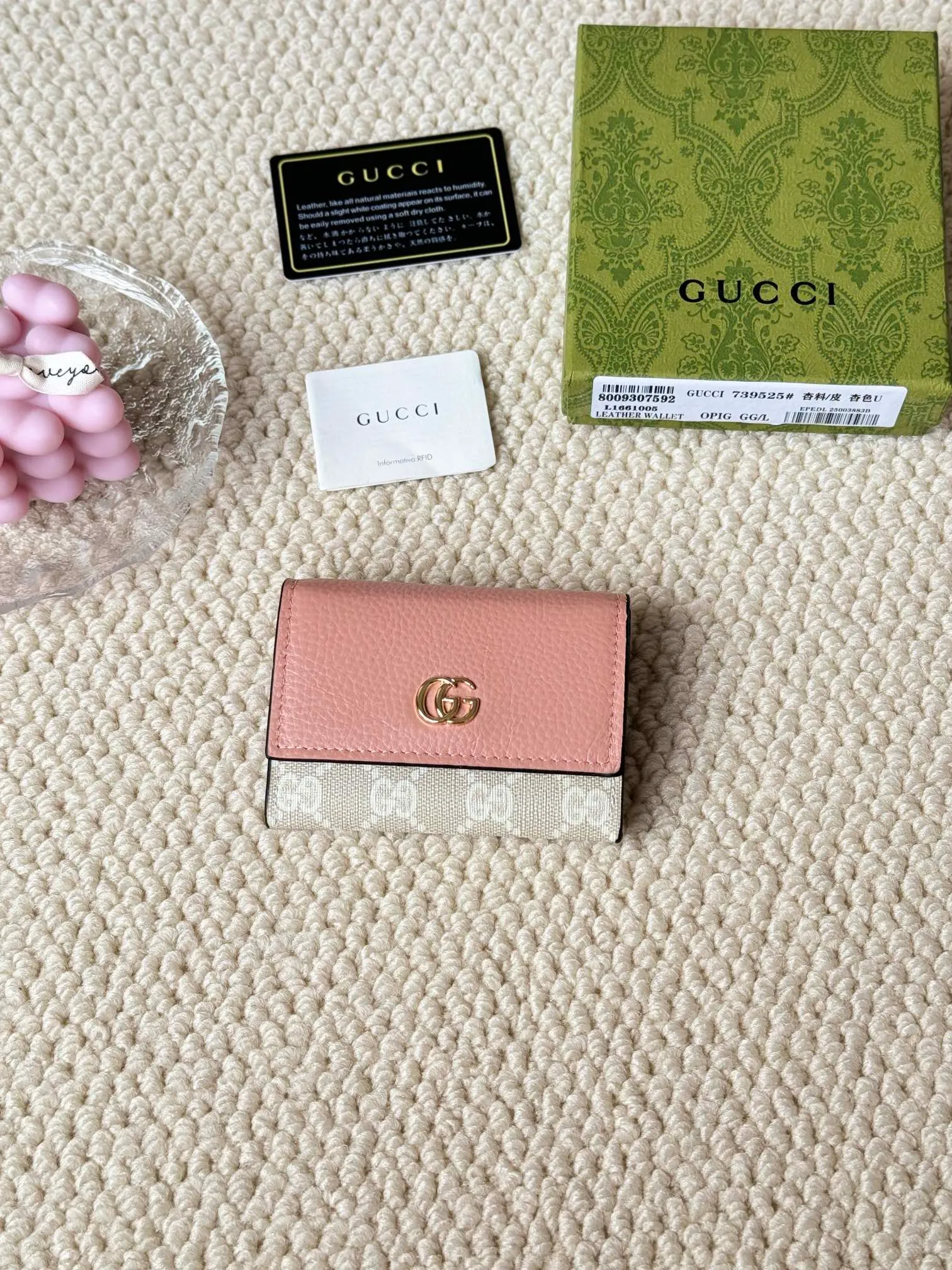 💰120 Gucci has launched a new model, the new mini folding coin purse, which can be held in hand and placed in the bag. Card bags are super cute. Number: 739525. Size: about 11cm.