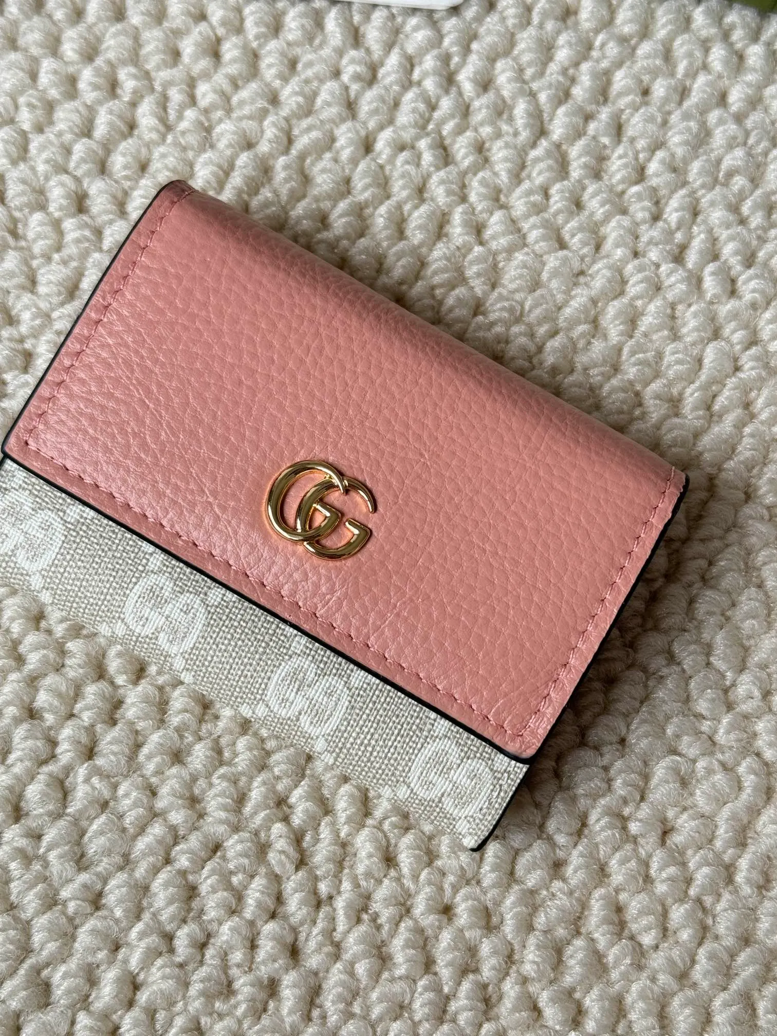 💰120 Gucci has launched a new model, the new mini folding coin purse, which can be held in hand and placed in the bag. Card bags are super cute. Number: 739525. Size: about 11cm.