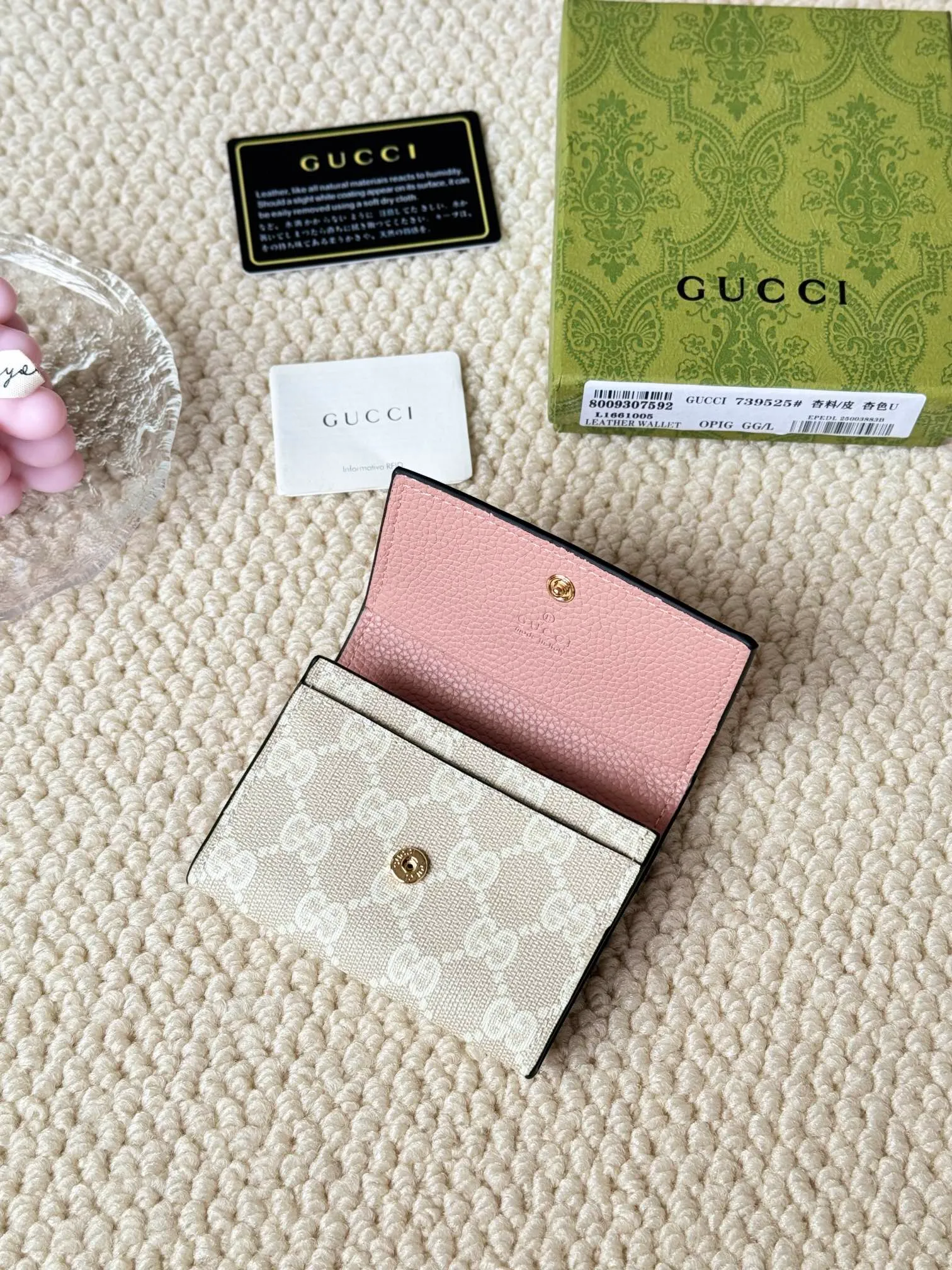 💰120 Gucci has launched a new model, the new mini folding coin purse, which can be held in hand and placed in the bag. Card bags are super cute. Number: 739525. Size: about 11cm.