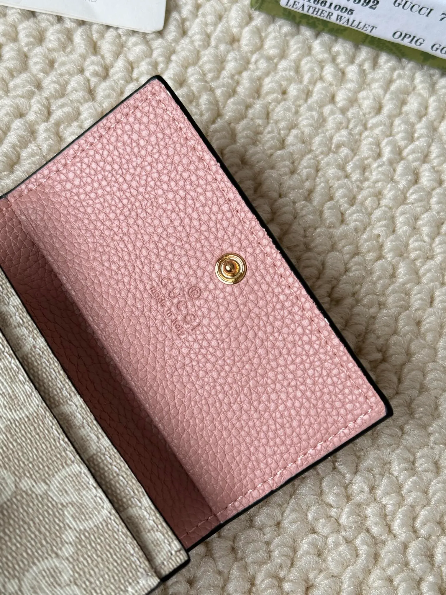💰120 Gucci has launched a new model, the new mini folding coin purse, which can be held in hand and placed in the bag. Card bags are super cute. Number: 739525. Size: about 11cm.