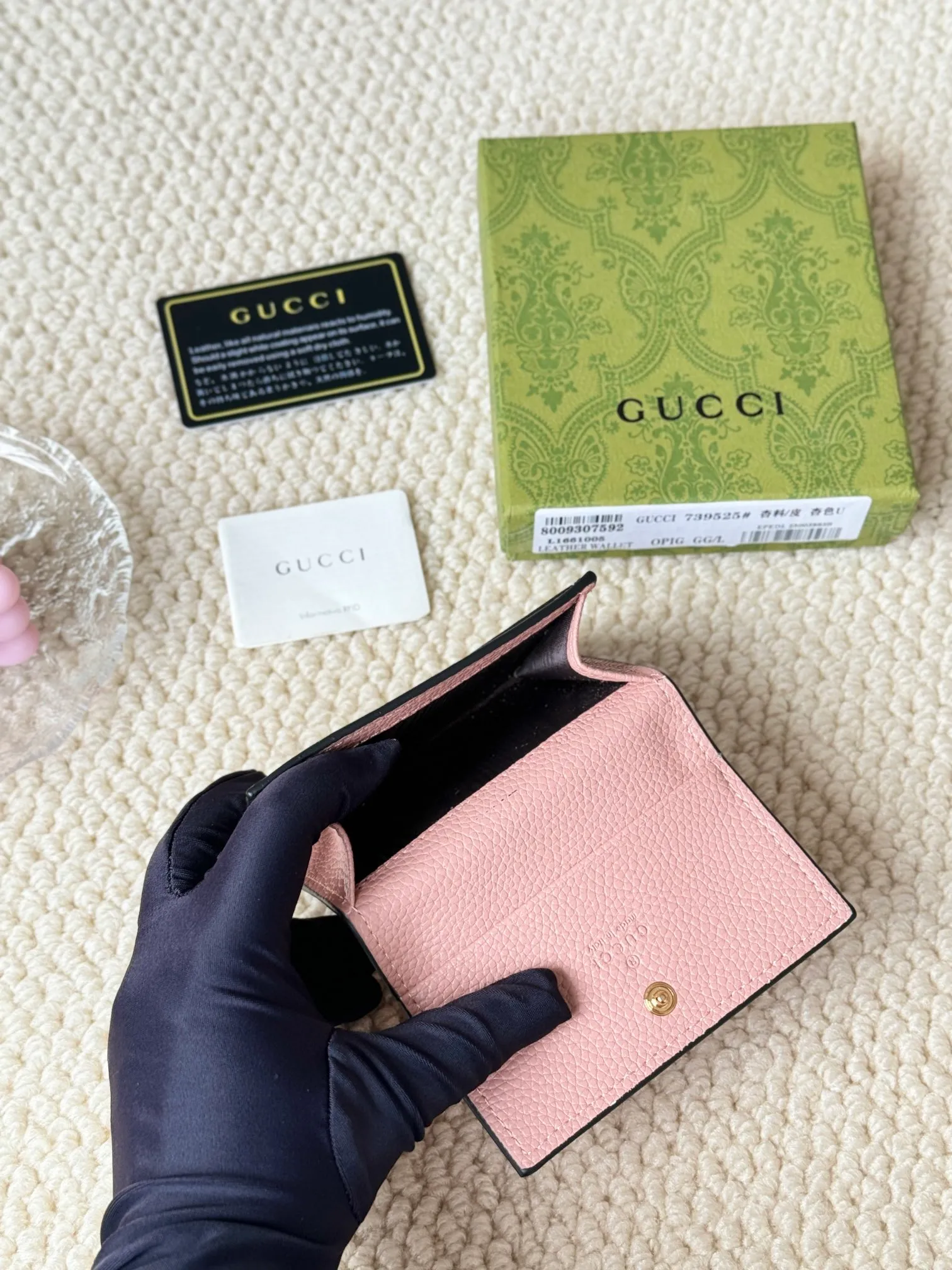 💰120 Gucci has launched a new model, the new mini folding coin purse, which can be held in hand and placed in the bag. Card bags are super cute. Number: 739525. Size: about 11cm.