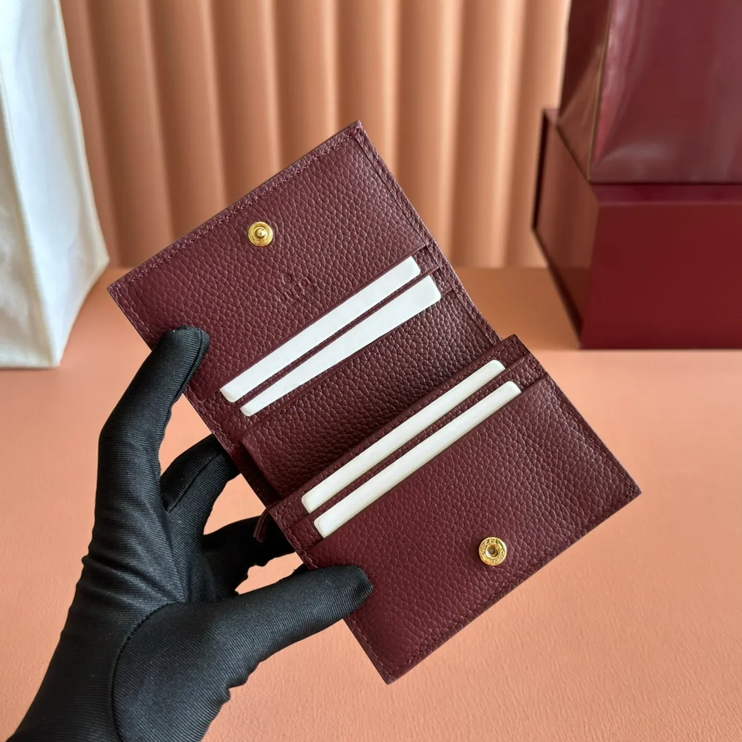 p400💋💋💋 "With full set of original counter packaging" [New product] This GG Marmont series card holder is made of classic and durable Ancora red with light pink cow leather, adding another classic to the "Aria-Fashion Aria" series. The Double G accessory originates from the belt buckle design of the 1970s, and is reinterpreted on this wallet in tone-on-tone resin. The classic design is combined with a monochromatic color scheme to highlight the modern fashion style. Anchor red and light pink leather Light gold resin hardware Double G 5 card compartments, 1 open pocket 1 bill compartment Internal zipper pocket Snap-button closure Weight: approx. 0.112 kg Model number: 456126. Dimensions when open: 11cm (W) x 17.5cm (H) Dimensions when closed: 11cm (W) x 8.5cm (H) x 3cm (D) Color: Anchor Red/Light Pink Made in Italy