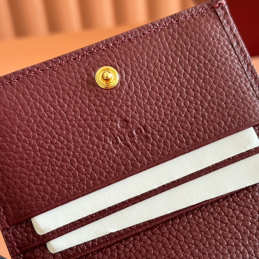 p400💋💋💋 "With full set of original counter packaging" [New product] This GG Marmont series card holder is made of classic and durable Ancora red with light pink cow leather, adding another classic to the "Aria-Fashion Aria" series. The Double G accessory originates from the belt buckle design of the 1970s, and is reinterpreted on this wallet in tone-on-tone resin. The classic design is combined with a monochromatic color scheme to highlight the modern fashion style. Anchor red and light pink leather Light gold resin hardware Double G 5 card compartments, 1 open pocket 1 bill compartment Internal zipper pocket Snap-button closure Weight: approx. 0.112 kg Model number: 456126. Dimensions when open: 11cm (W) x 17.5cm (H) Dimensions when closed: 11cm (W) x 8.5cm (H) x 3cm (D) Color: Anchor Red/Light Pink Made in Italy