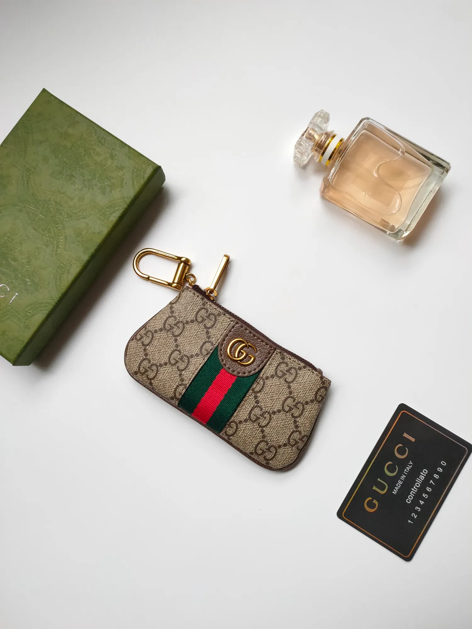 ￥130 GUCCI’s new small coin purse ~ lipstick bag! Made of imported cowhide and PVC! Paired with exquisite original factory hardware! Flexible and unique hook buckle, small and exquisite, with great effect. Model: 671722, size: 12x7.5x1.5cm.