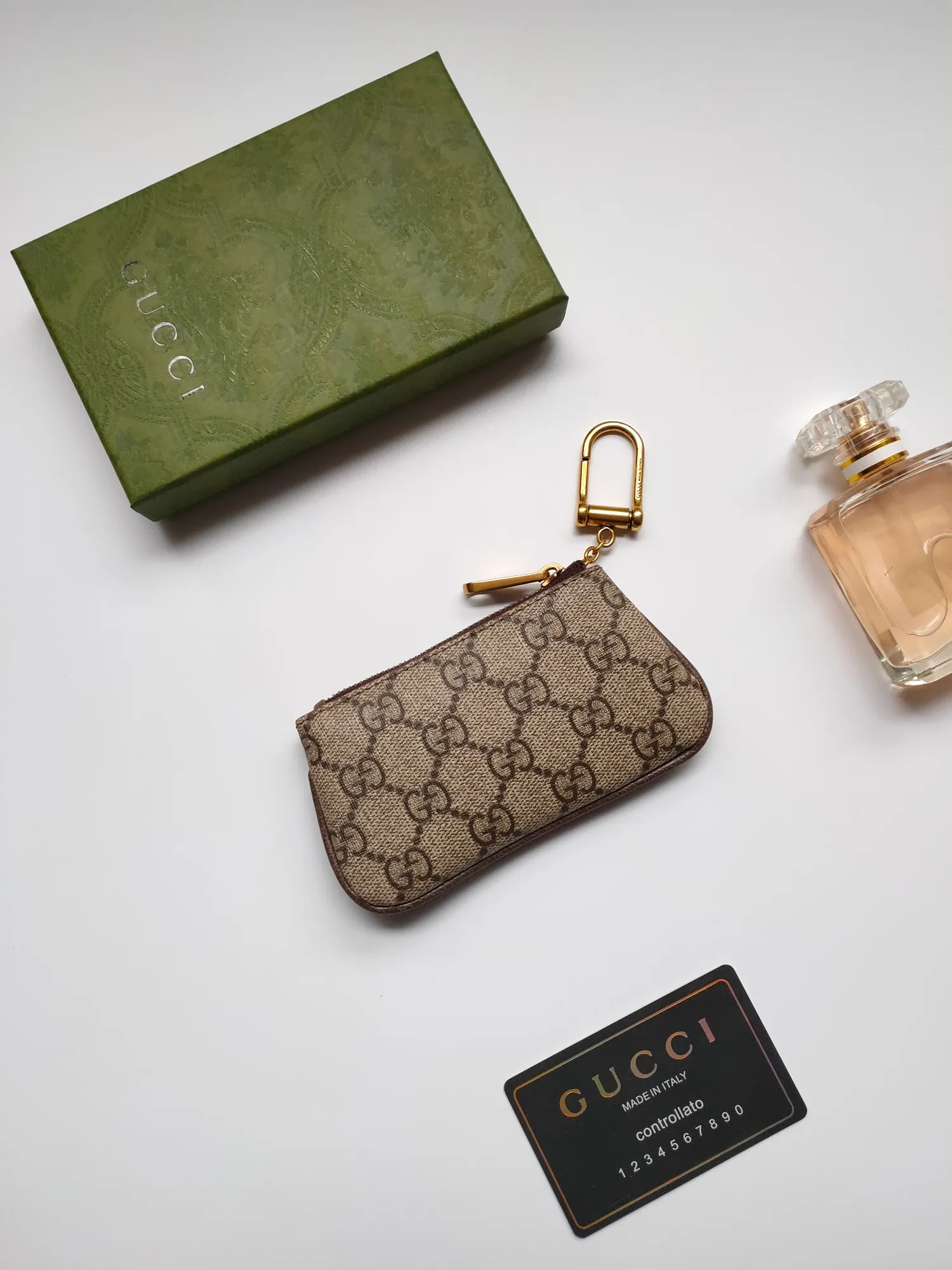 ￥130 GUCCI’s new small coin purse ~ lipstick bag! Made of imported cowhide and PVC! Paired with exquisite original factory hardware! Flexible and unique hook buckle, small and exquisite, with great effect. Model: 671722, size: 12x7.5x1.5cm.