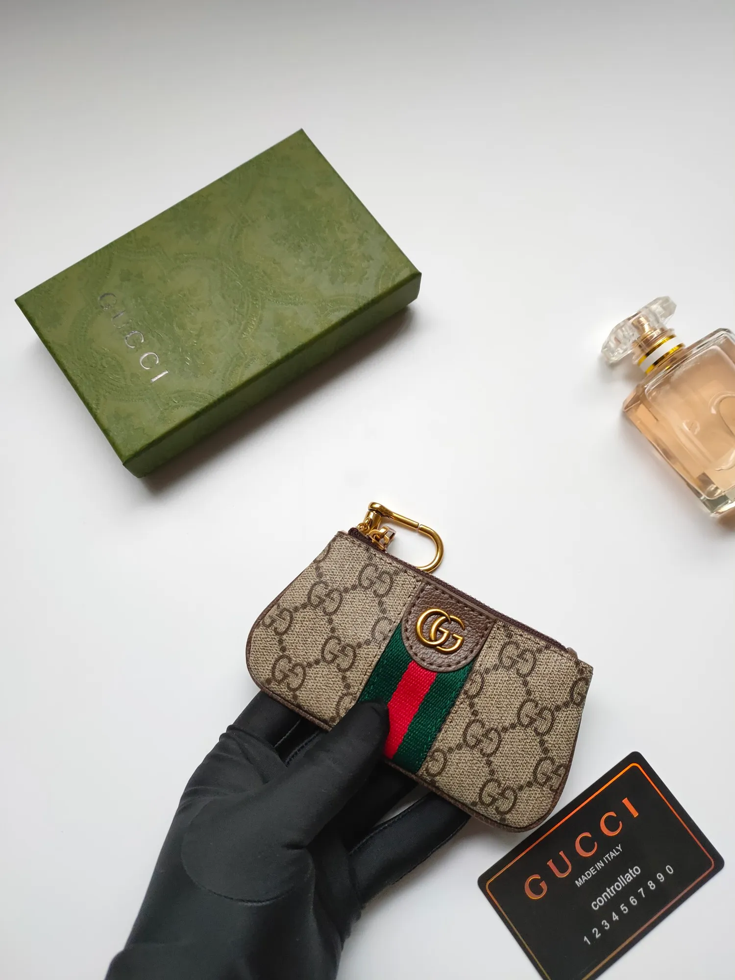 ￥130 GUCCI’s new small coin purse ~ lipstick bag! Made of imported cowhide and PVC! Paired with exquisite original factory hardware! Flexible and unique hook buckle, small and exquisite, with great effect. Model: 671722, size: 12x7.5x1.5cm.