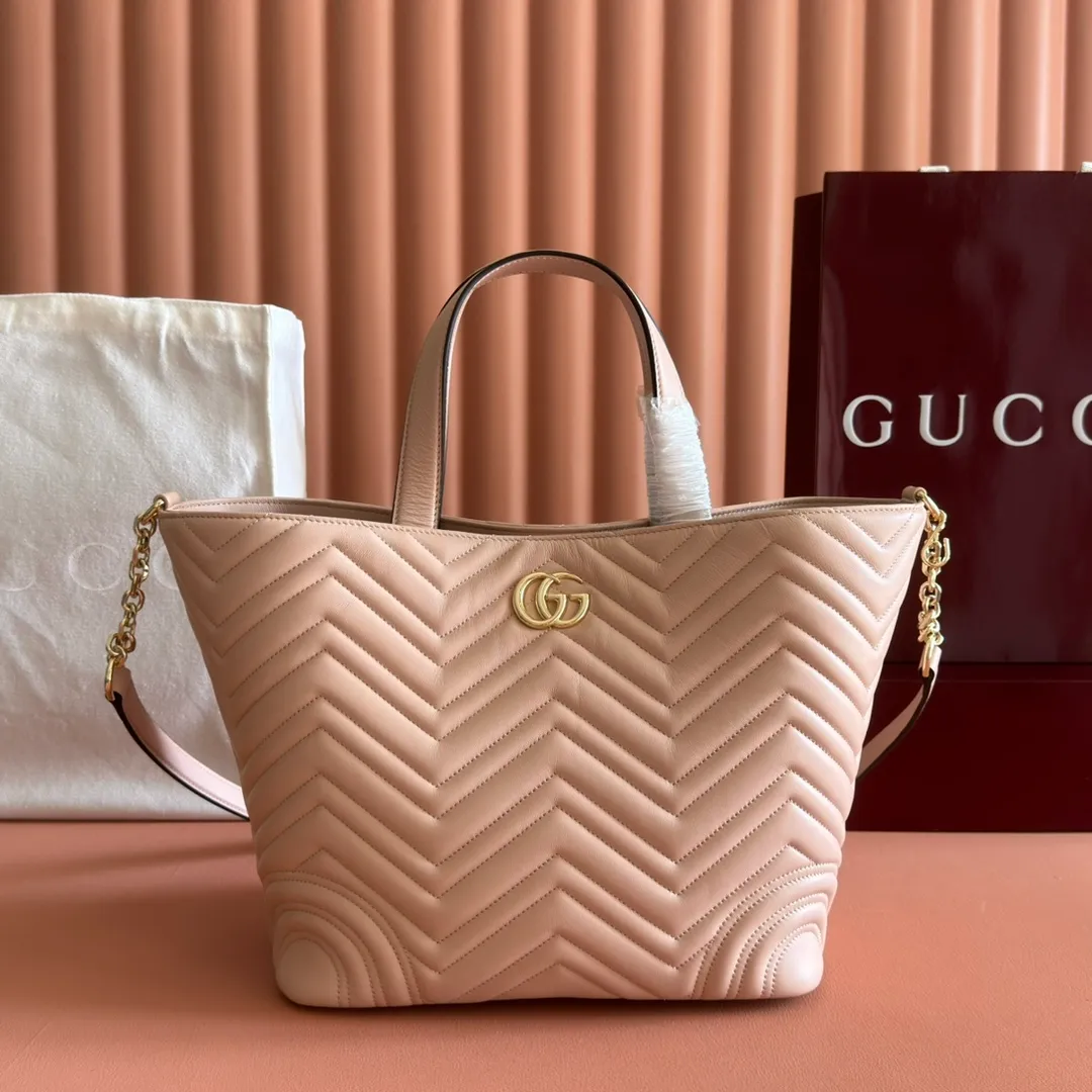 p1400. 💋💋💋 Comes with a complete set of original counter packaging [New product] This tote bag injects novel charm into the GG Marmont series with a new silhouette in the 2025 autumn and winter series. It can transform from a structural tote bag to a soft-lined bucket bag. The shape is paired with top handles and chain shoulder straps, presenting a variety of fashion styling options. Black V-shaped quilted sheepskin. Light gold-tone hardware. Gucci ankara red viscose lining. Double G. Interior: Zip pocket. Handle drop 14 cm. Shoulder strap drop 53 cm (bag closed: 48 cm). Ident.: 847387. Dimensions: 28cm (bottom width) x 39cm (top width) x 24cm (height) x 16cm (depth) Weight: approx. 0.7kg Color: pink sheepskin. Made in Italy