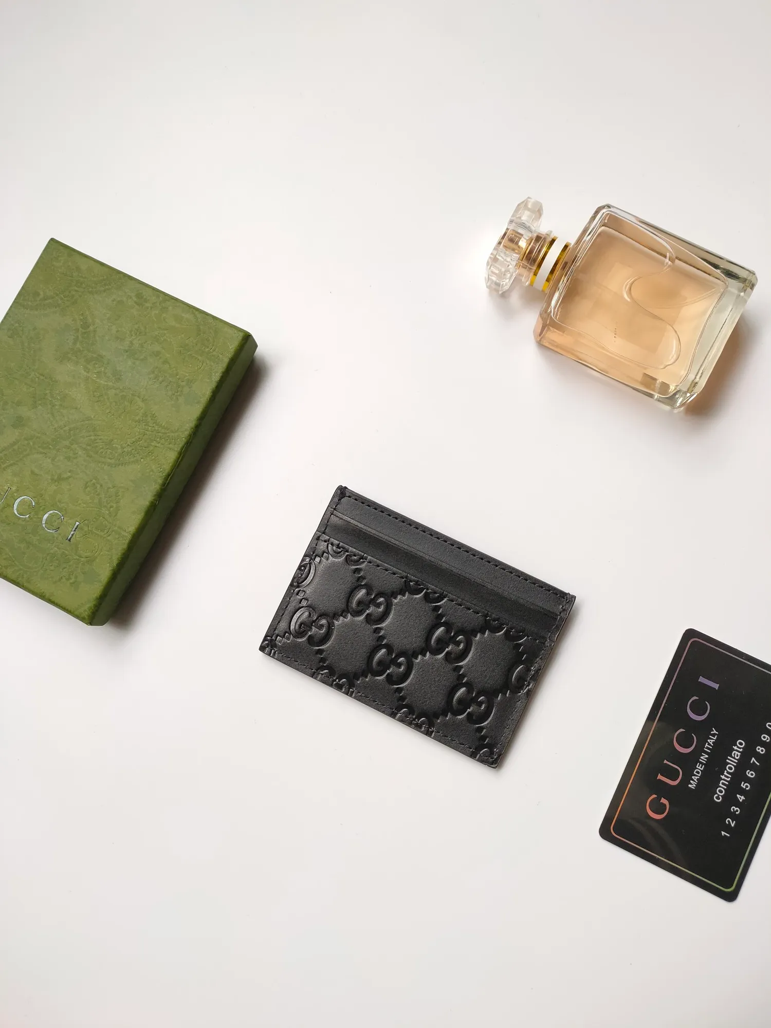 ¥90💪GUCCI new model, counter quality, original single leather, 👍real pickup bag, real thing. Style number: 233166 Full leather. The new 🔥 small card holder 😘 is made of Gucci Signature material, hot-pressed and exquisitely printed 💯 and is crafted with top overseas hardware! Size:W10xH7cm.