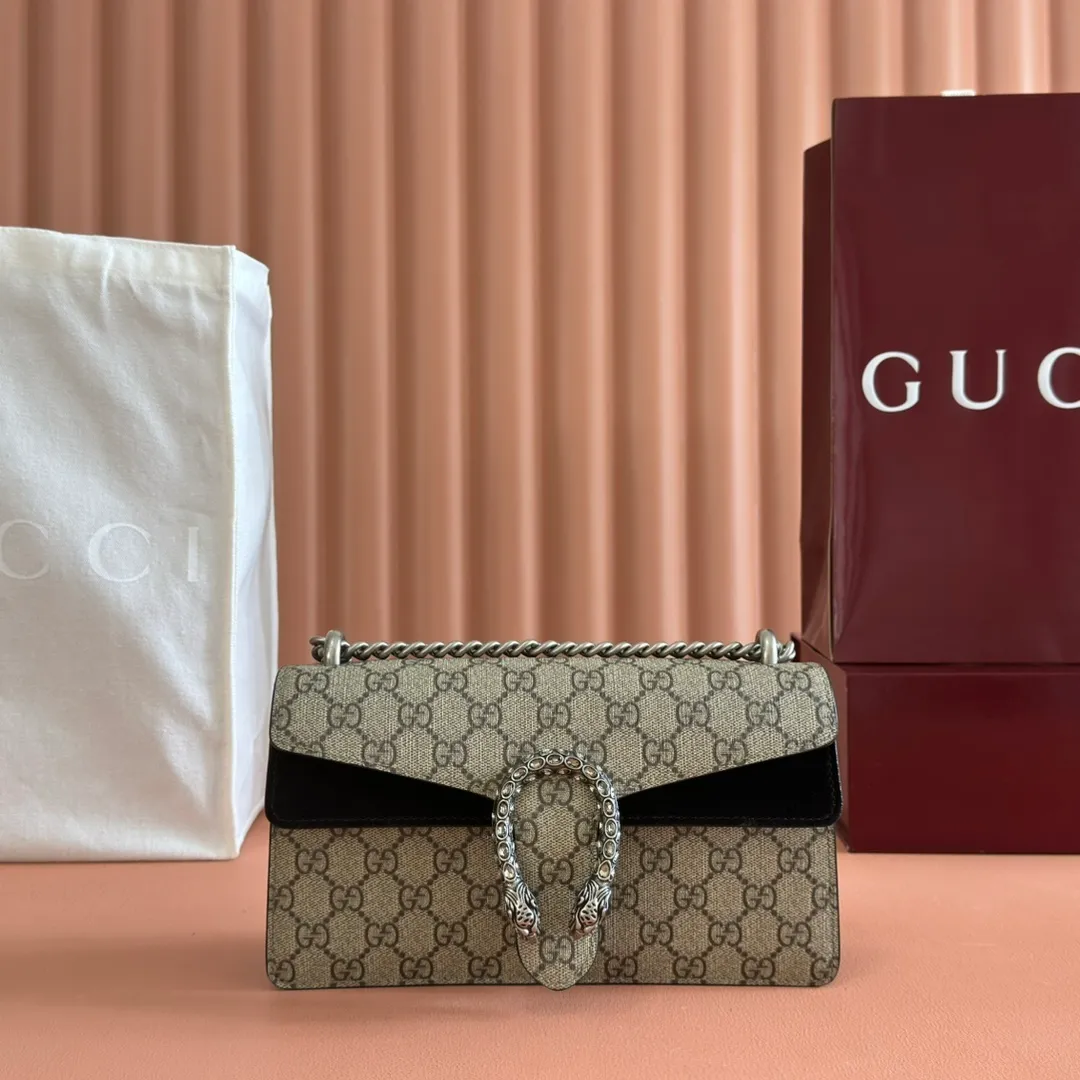 p1020. 📣📣📣【Original leather with 🌈Full set of counter packaging】🔥🔥GG 𝗗𝗶𝗼𝗻𝘆𝘀𝘂𝘀 2020ss new Bacchus. The tiger head logo of the new Bacchus is with diamonds, and the entire design has been changed from complexity to simplicity, retaining the classic medium-sized delicate and elegant bag shape. The weight has become much lighter! There is no longer the criticism of being "heavy as a stone". Ah~ This new Dionysus is really changed to suit my liking! Size: 25×13.5×7cm #499623m.