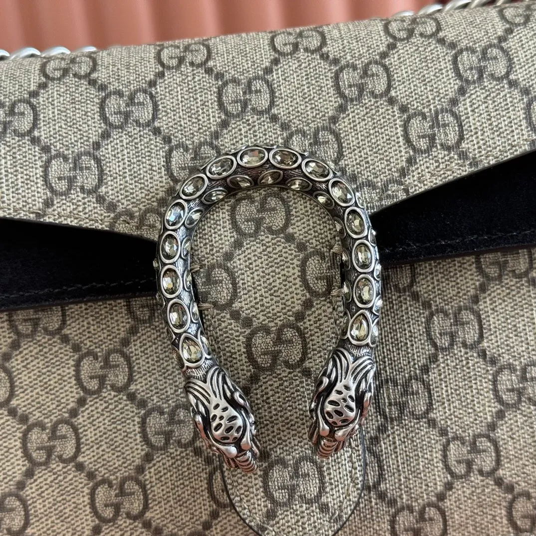 p1020. 📣📣📣【Original leather with 🌈Full set of counter packaging】🔥🔥GG 𝗗𝗶𝗼𝗻𝘆𝘀𝘂𝘀 2020ss new Bacchus. The tiger head logo of the new Bacchus is with diamonds, and the entire design has been changed from complexity to simplicity, retaining the classic medium-sized delicate and elegant bag shape. The weight has become much lighter! There is no longer the criticism of being "heavy as a stone". Ah~ This new Dionysus is really changed to suit my liking! Size: 25×13.5×7cm #499623m.