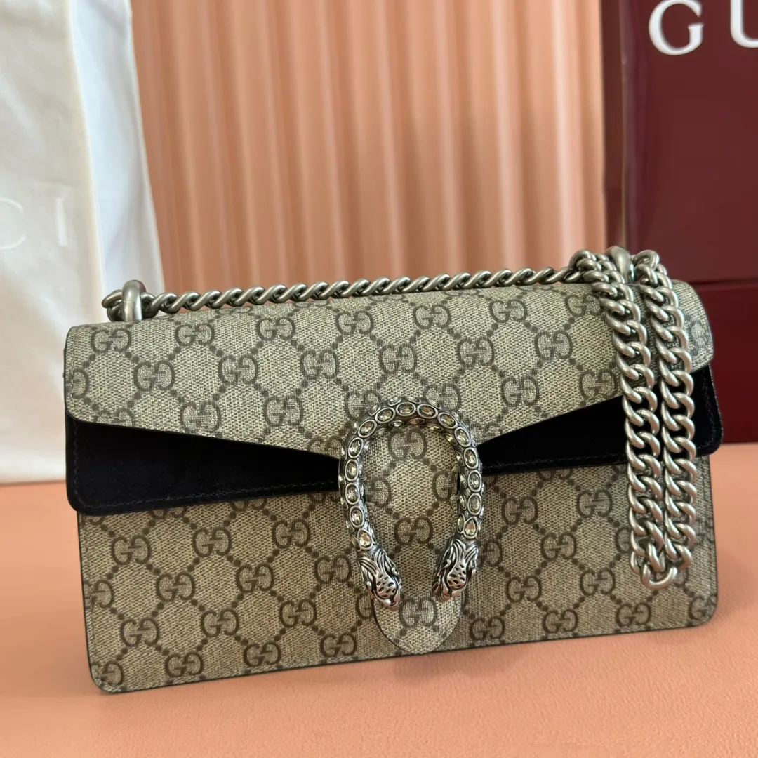 p1020. 📣📣📣【Original leather with 🌈Full set of counter packaging】🔥🔥GG 𝗗𝗶𝗼𝗻𝘆𝘀𝘂𝘀 2020ss new Bacchus. The tiger head logo of the new Bacchus is with diamonds, and the entire design has been changed from complexity to simplicity, retaining the classic medium-sized delicate and elegant bag shape. The weight has become much lighter! There is no longer the criticism of being "heavy as a stone". Ah~ This new Dionysus is really changed to suit my liking! Size: 25×13.5×7cm #499623m.