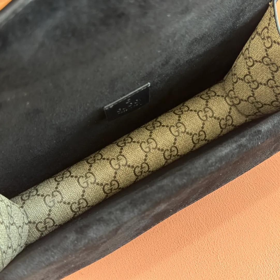 p1020. 📣📣📣【Original leather with 🌈Full set of counter packaging】🔥🔥GG 𝗗𝗶𝗼𝗻𝘆𝘀𝘂𝘀 2020ss new Bacchus. The tiger head logo of the new Bacchus is with diamonds, and the entire design has been changed from complexity to simplicity, retaining the classic medium-sized delicate and elegant bag shape. The weight has become much lighter! There is no longer the criticism of being "heavy as a stone". Ah~ This new Dionysus is really changed to suit my liking! Size: 25×13.5×7cm #499623m.