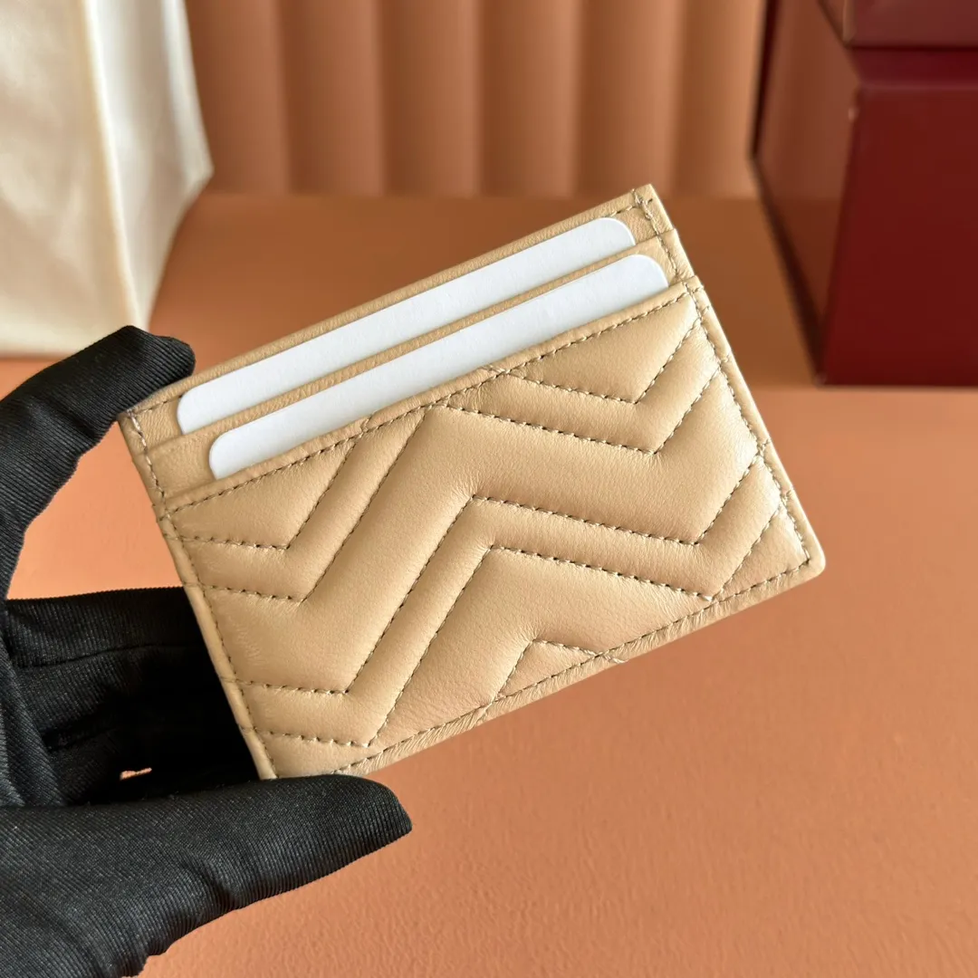 p280💋💋💋"With full set of original counter packaging" This GG Marmont series card holder is crafted from light blue V-shaped Matelassé cow leather. The bag has a crisp shape and is equipped with the iconic Double G accessories in silver tones. Light blue V-shaped Matelassé cow leather, silver-toned hardware, Double G, 4 card compartments, 1 open pocket. Model number: 443127. Dimensions: 10cm (width) x 7cm (height) Weight: approx. 65g