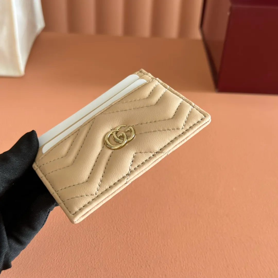 p280💋💋💋"With full set of original counter packaging" This GG Marmont series card holder is crafted from light blue V-shaped Matelassé cow leather. The bag has a crisp shape and is equipped with the iconic Double G accessories in silver tones. Light blue V-shaped Matelassé cow leather, silver-toned hardware, Double G, 4 card compartments, 1 open pocket. Model number: 443127. Dimensions: 10cm (width) x 7cm (height) Weight: approx. 65g