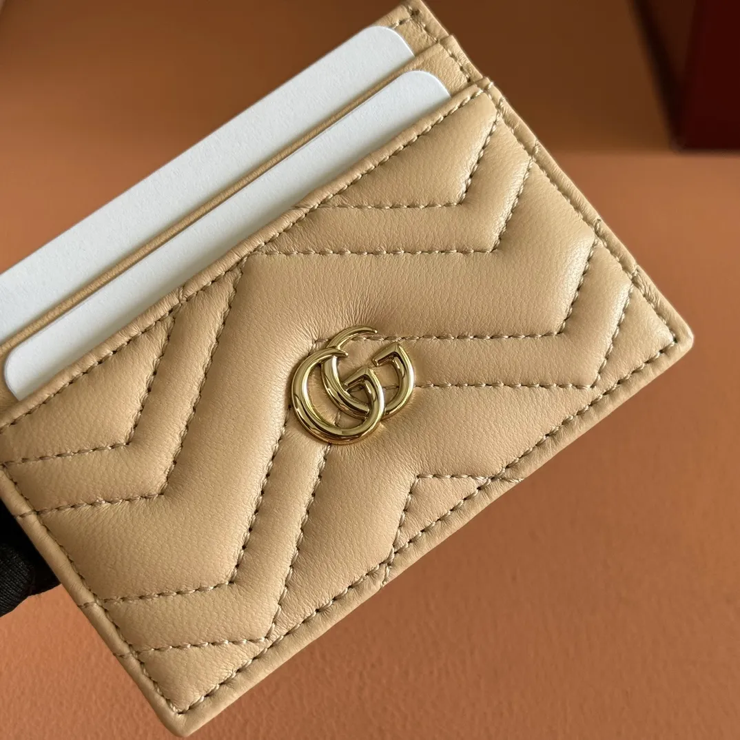 p280💋💋💋"With full set of original counter packaging" This GG Marmont series card holder is crafted from light blue V-shaped Matelassé cow leather. The bag has a crisp shape and is equipped with the iconic Double G accessories in silver tones. Light blue V-shaped Matelassé cow leather, silver-toned hardware, Double G, 4 card compartments, 1 open pocket. Model number: 443127. Dimensions: 10cm (width) x 7cm (height) Weight: approx. 65g