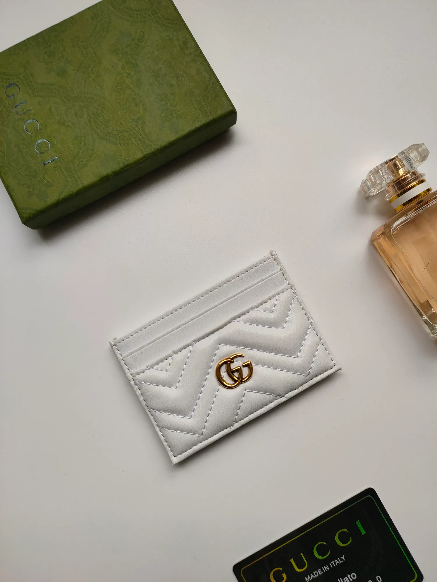 ¥90💰GUCCI’s new women’s card holder. GG Marmont card holder. Made of calfskin, quilted humanoid pattern and crafted with top-grade overseas hardware. Style number: 443127 full leather. GG Marmont card holder! Size: W10xH7cm. Comes with packaging box.