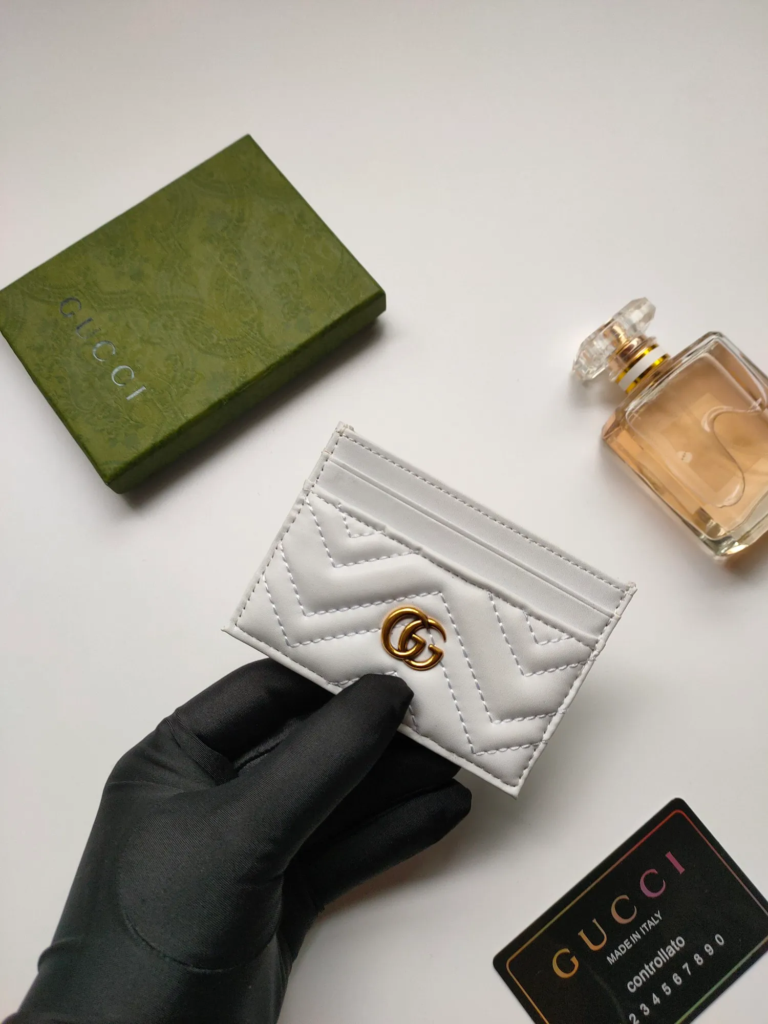 ¥90💰GUCCI’s new women’s card holder. GG Marmont card holder. Made of calfskin, quilted humanoid pattern and crafted with top-grade overseas hardware. Style number: 443127 full leather. GG Marmont card holder! Size: W10xH7cm. Comes with packaging box.