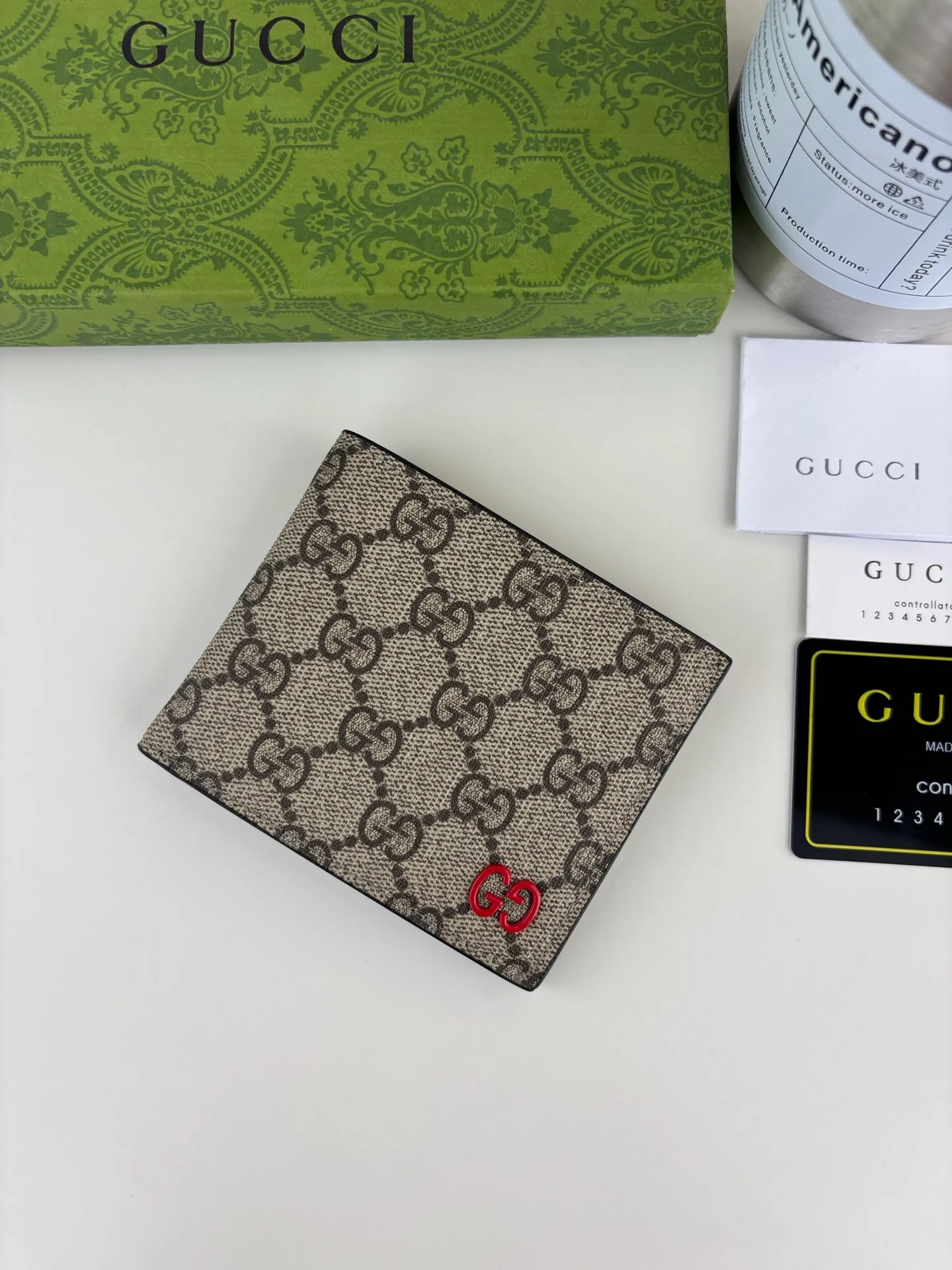 💰120 GUCCl Produced by Gujia! Gucci's small leather accessories push the boundaries of design, constantly reinterpreting classic pieces in a personalized way. This men's wallet combines the classic GG Supreme brown canvas with red GG accessories to create a modern and stylish accessory. Style No.: 768243 Size: 11cm x 9cm x 1.5cm Color: Brown/Red