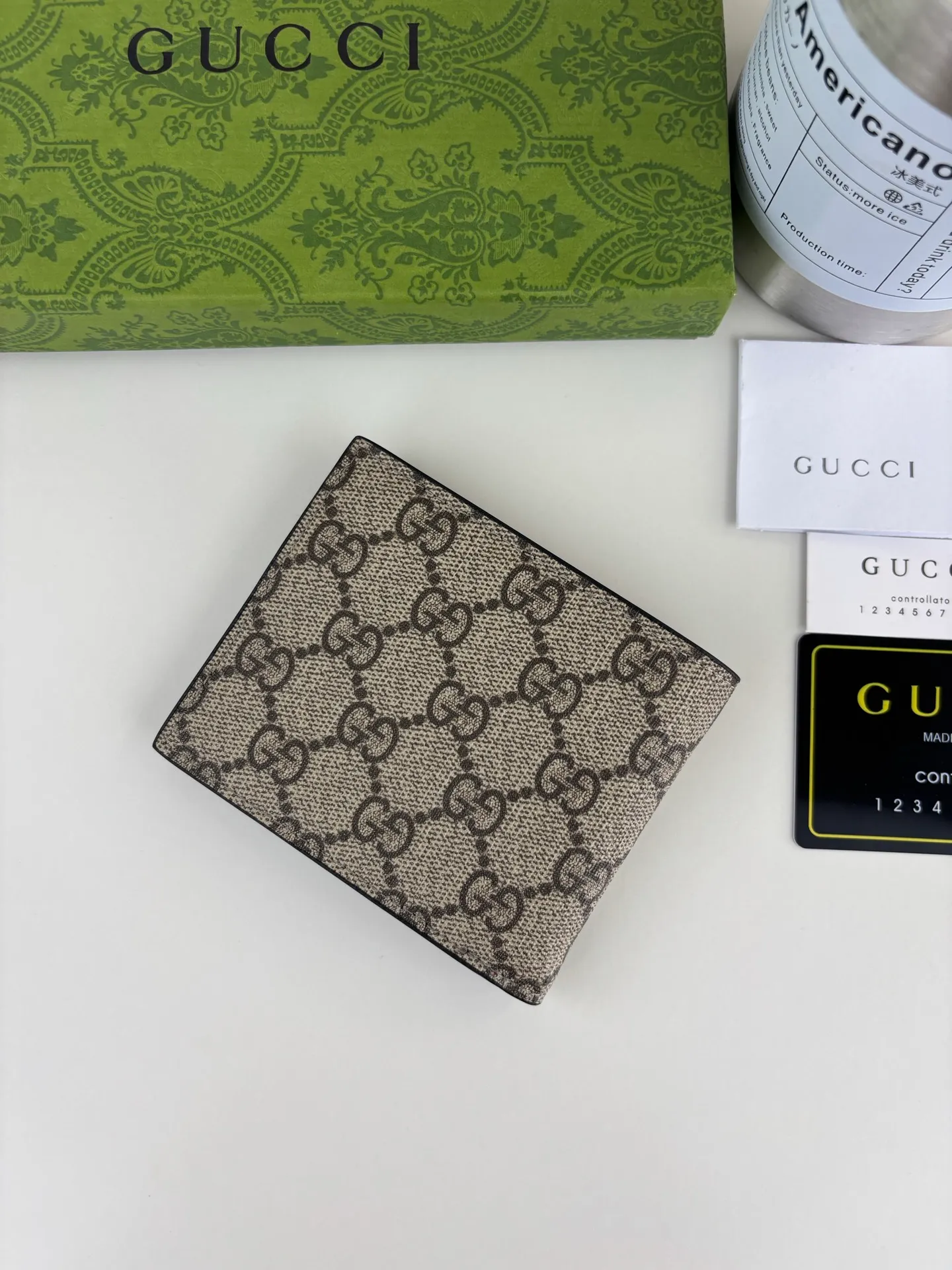 💰120 GUCCl Produced by Gujia! Gucci's small leather accessories push the boundaries of design, constantly reinterpreting classic pieces in a personalized way. This men's wallet combines the classic GG Supreme brown canvas with red GG accessories to create a modern and stylish accessory. Style No.: 768243 Size: 11cm x 9cm x 1.5cm Color: Brown/Red