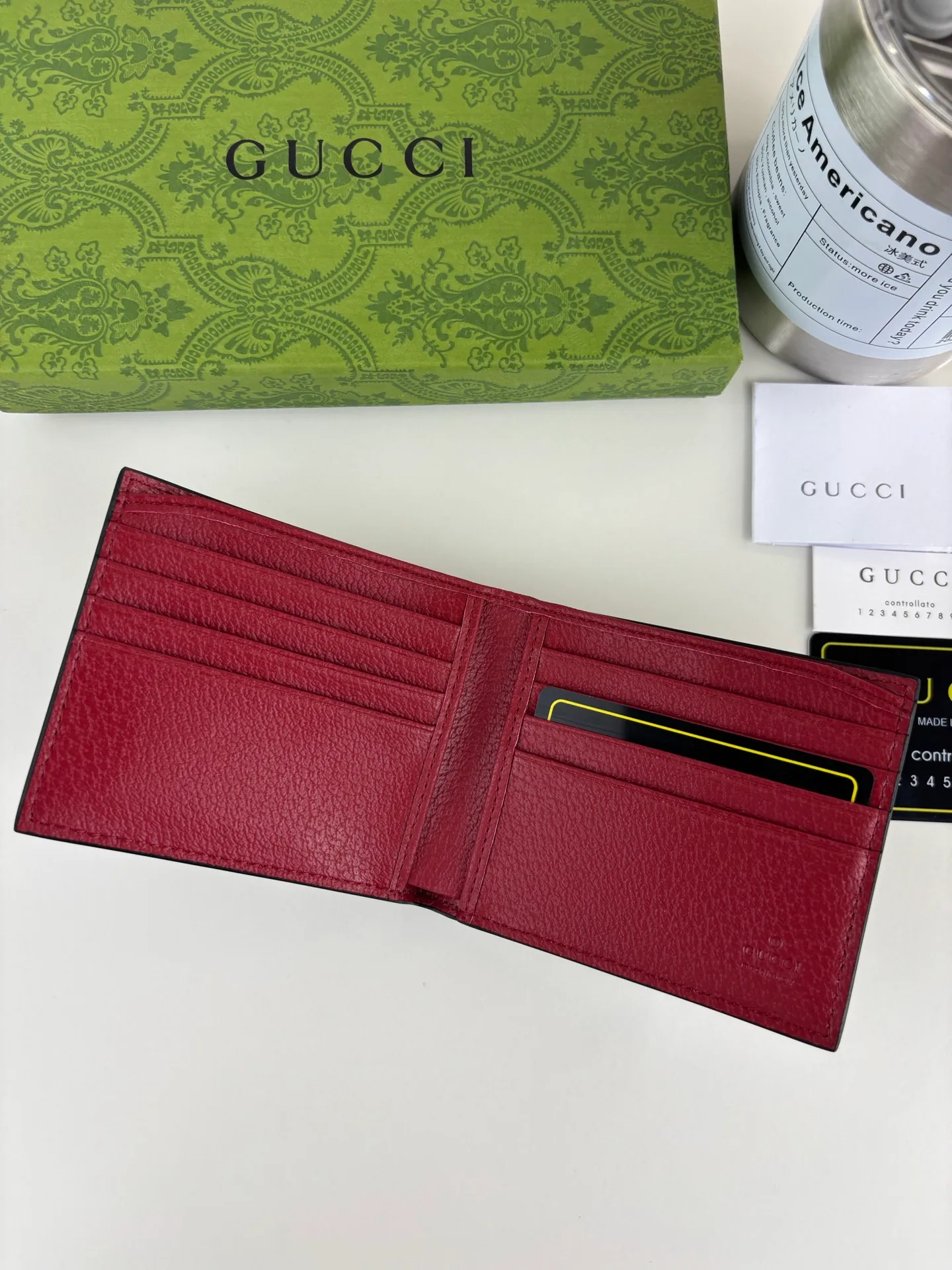 💰120 GUCCl Produced by Gujia! Gucci's small leather accessories push the boundaries of design, constantly reinterpreting classic pieces in a personalized way. This men's wallet combines the classic GG Supreme brown canvas with red GG accessories to create a modern and stylish accessory. Style No.: 768243 Size: 11cm x 9cm x 1.5cm Color: Brown/Red